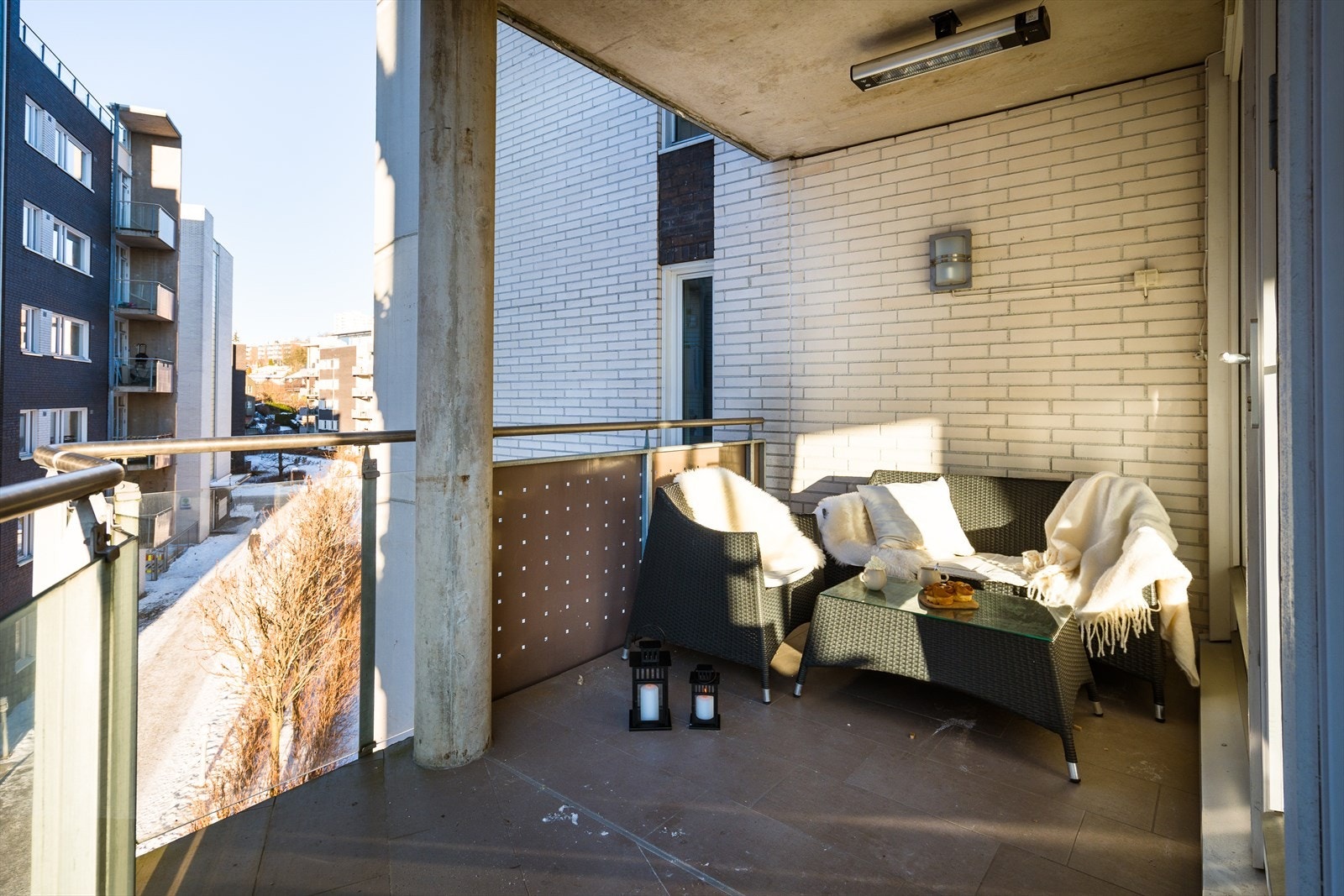 Uteplassen er delvis overbygget og har muligheter for møblering i flere soner. Det er montert terrassevarmer. Galleribilde