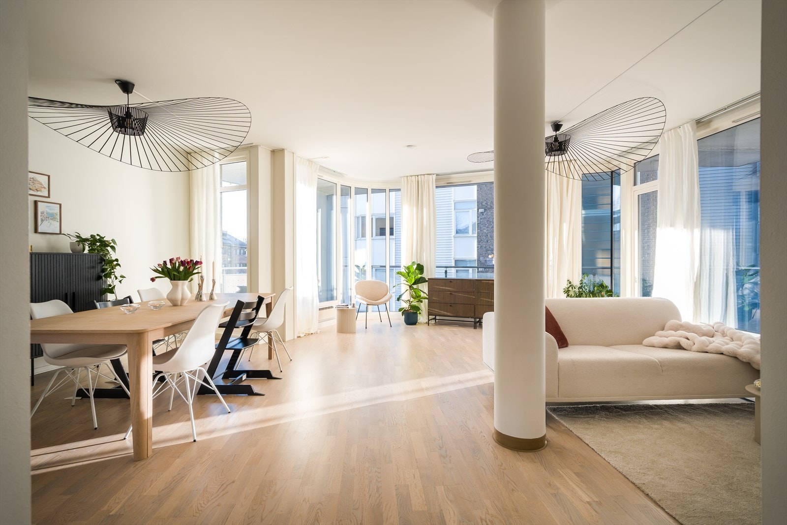 Romløsningen gir en god romfølelse og visuell kontakt mellom sonene. Galleribilde