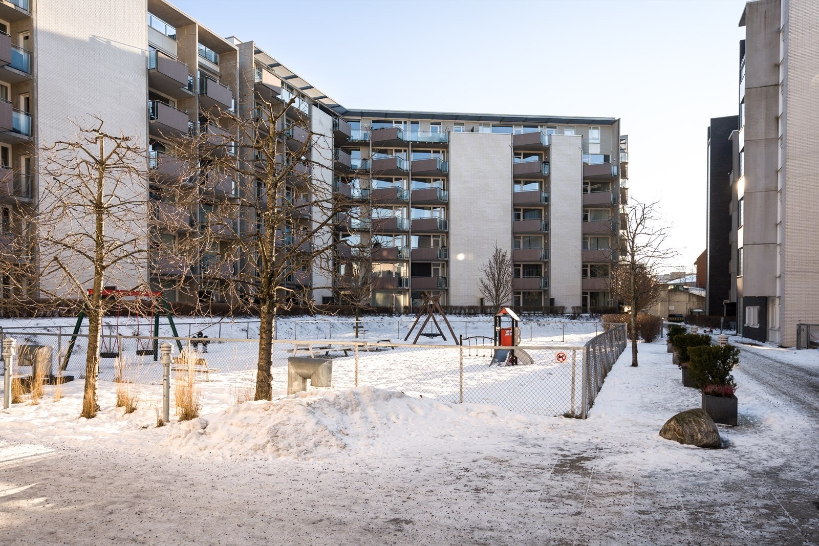 Sameiet har en egen lekeplass på fellesområdet, trygt og skjermet fra trafikk og prioritet i Nordlia Eventyrstua barnehage som ligger i 11G. Galleribilde