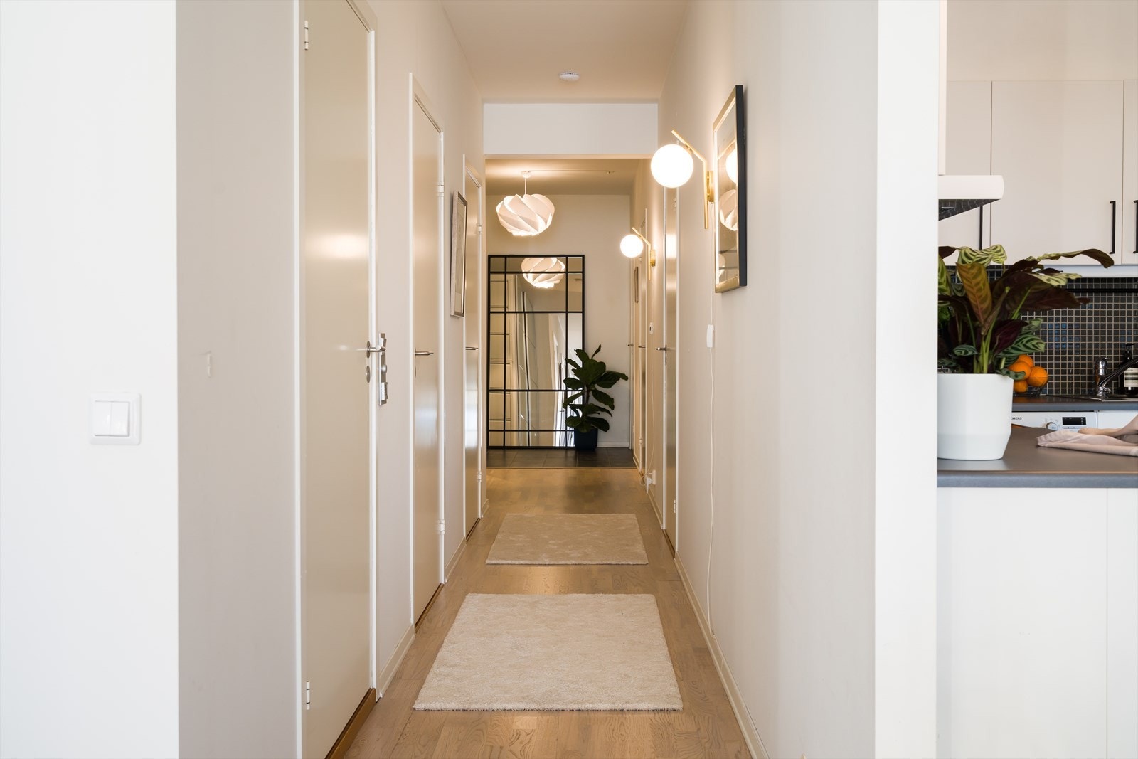 Fra gangen har du tilgang til boligens øvrige rom. Her har du også god plass til oppheng av ytterklær og sko. Galleribilde