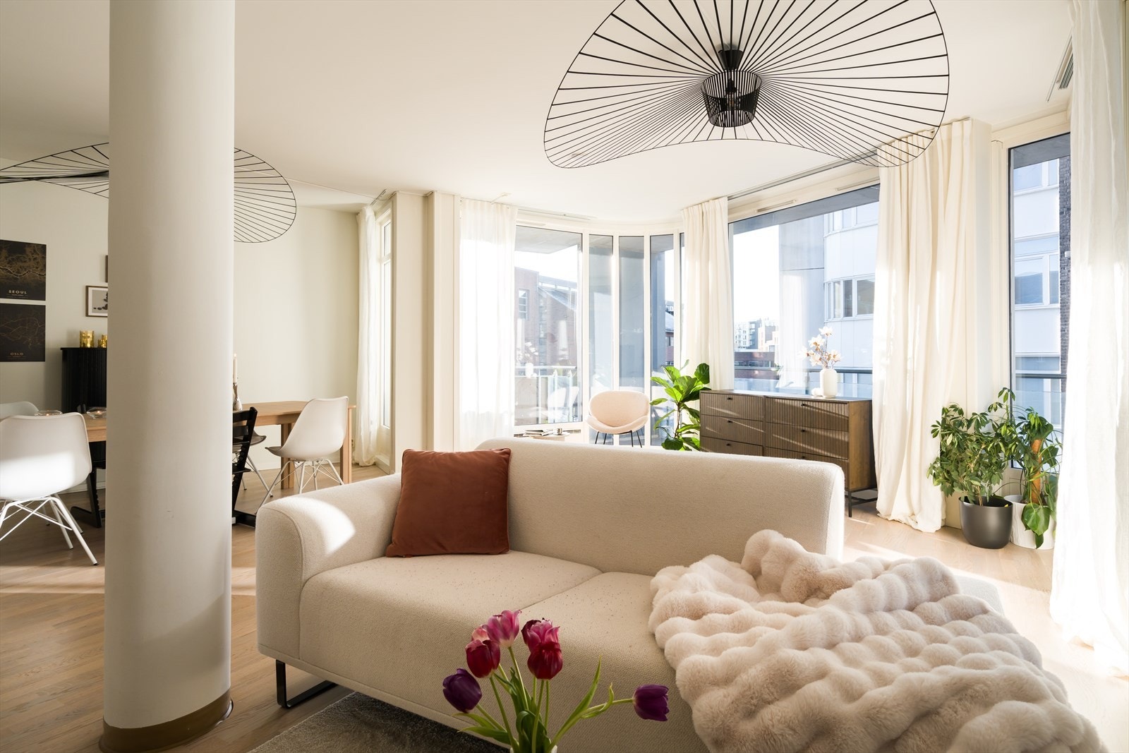 Store vindusflater og en buet fasade gir rommet særpreg og rikelig med lys. Galleribilde