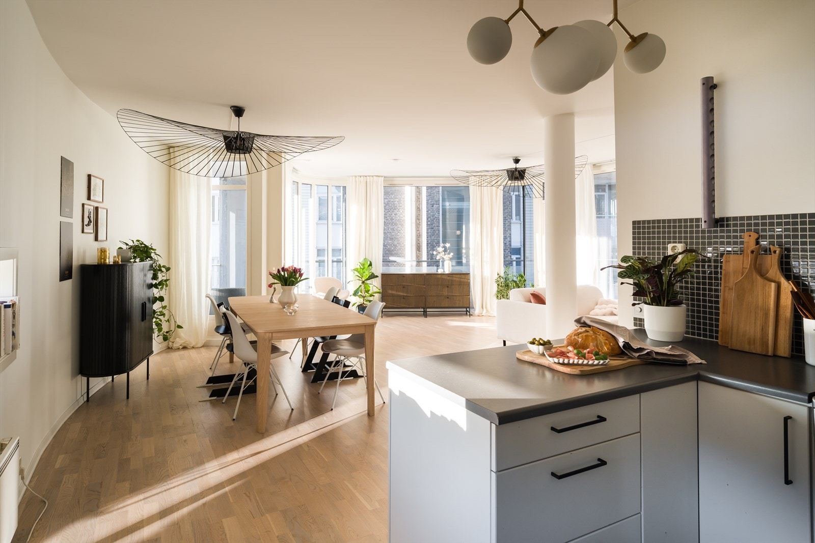 En åpen og sosial stue- og kjøkkenløsning danner leilighetens sentrum. Løsningen gir en god romfølelse og visuell kontakt mellom sonene. Galleribilde