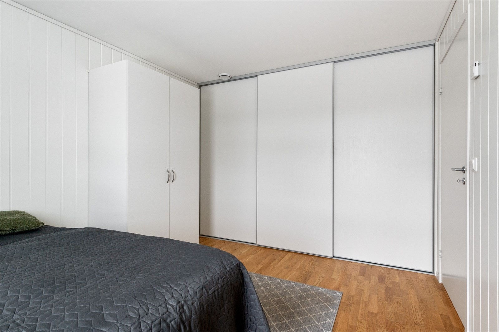 Soverommet har stort integrert skap med rikelig oppbevaringsplass. Galleribilde