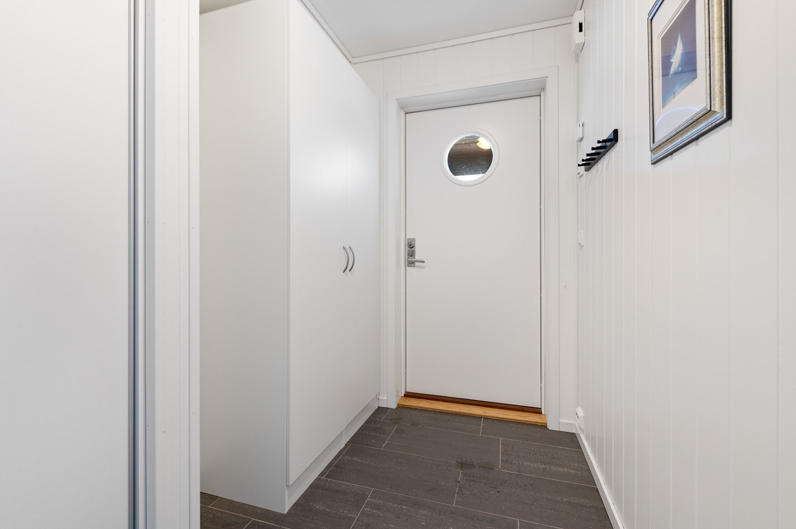 Entré med stort integrert skap. God plass til å henge fra seg yttertøy. Galleribilde