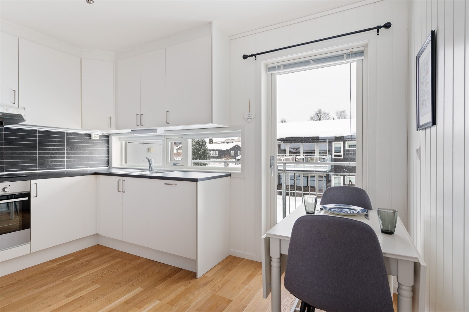 Kjøkkenet har gode vindusflater som slipper inn masse lys og gjør rommet åpent og luftig. Galleribilde