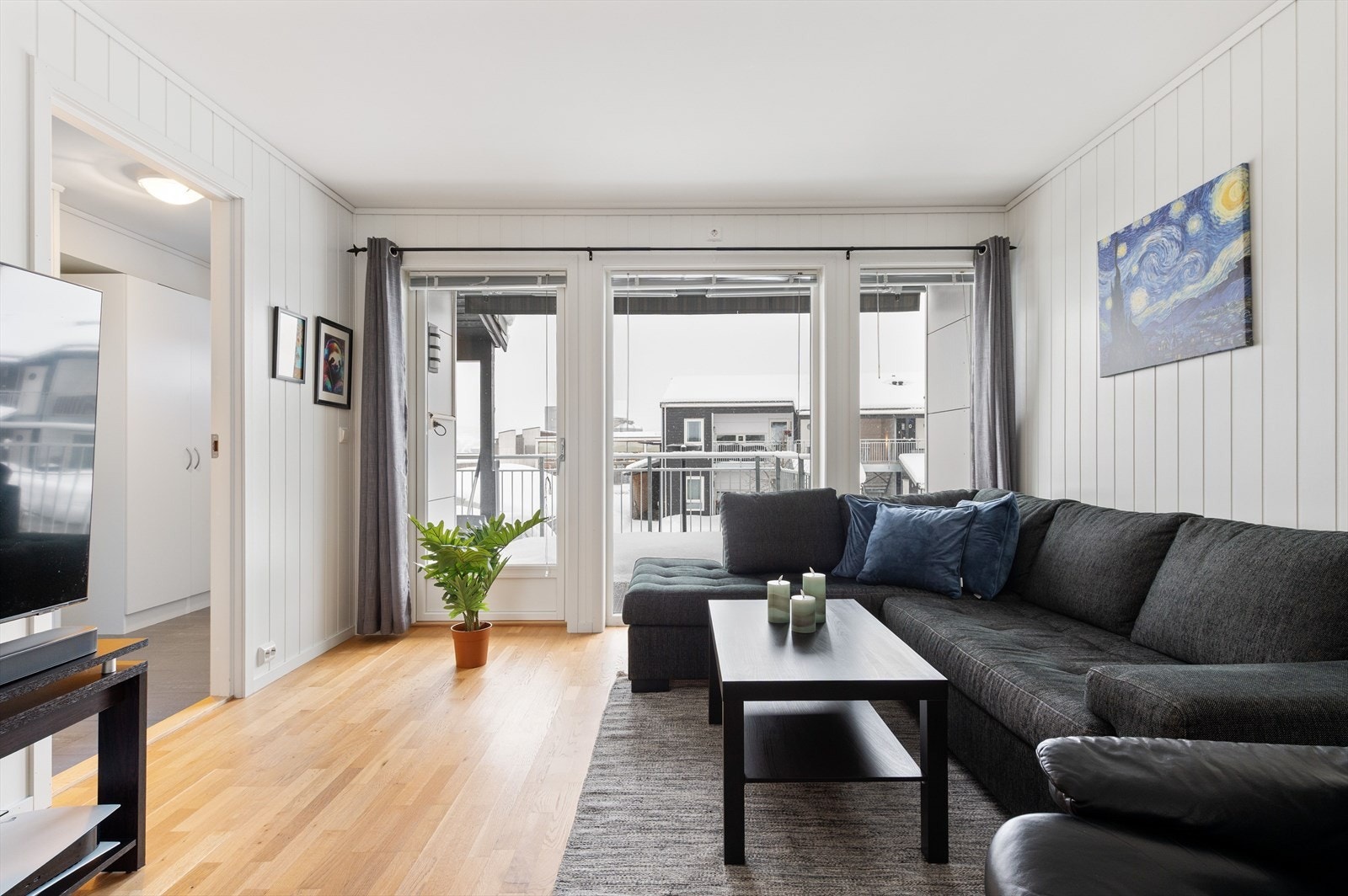 Fra stua er det utgang til en romslig balkong. Galleribilde