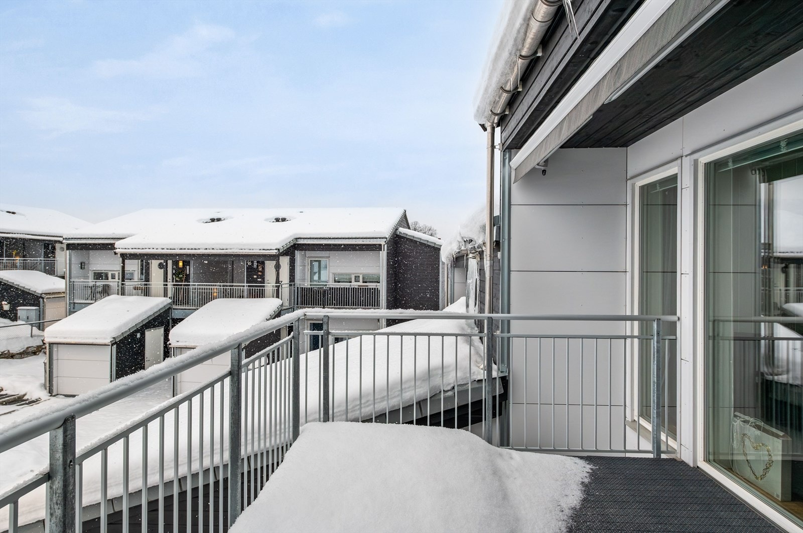 Romslig balkong hvor du kan nyte fine sommerdager. Galleribilde