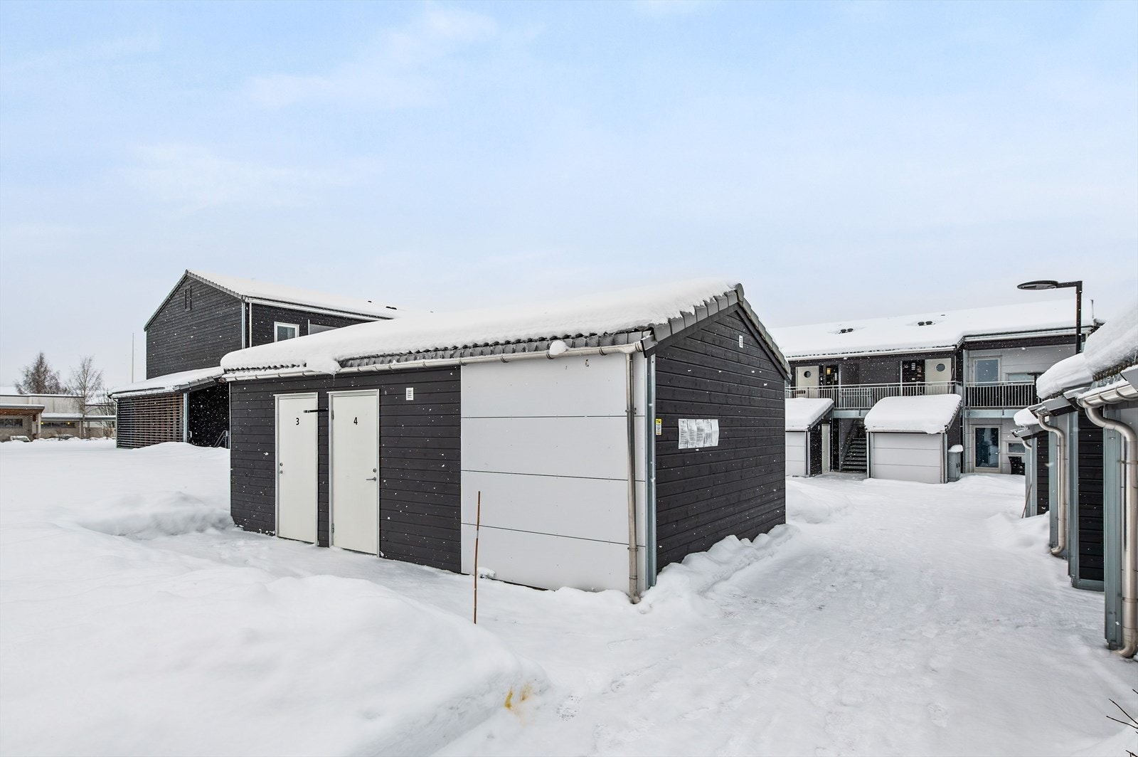 Boligen har en tilhørende utvendig bod, og garasjeplass i kjeller. Galleribilde