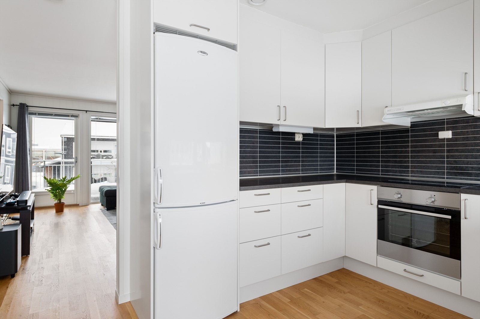 Moderne kjøkken med stilren innredning med glatte fronter som gir et rent og elegant uttrykk. Benkeplate i laminat. Galleribilde