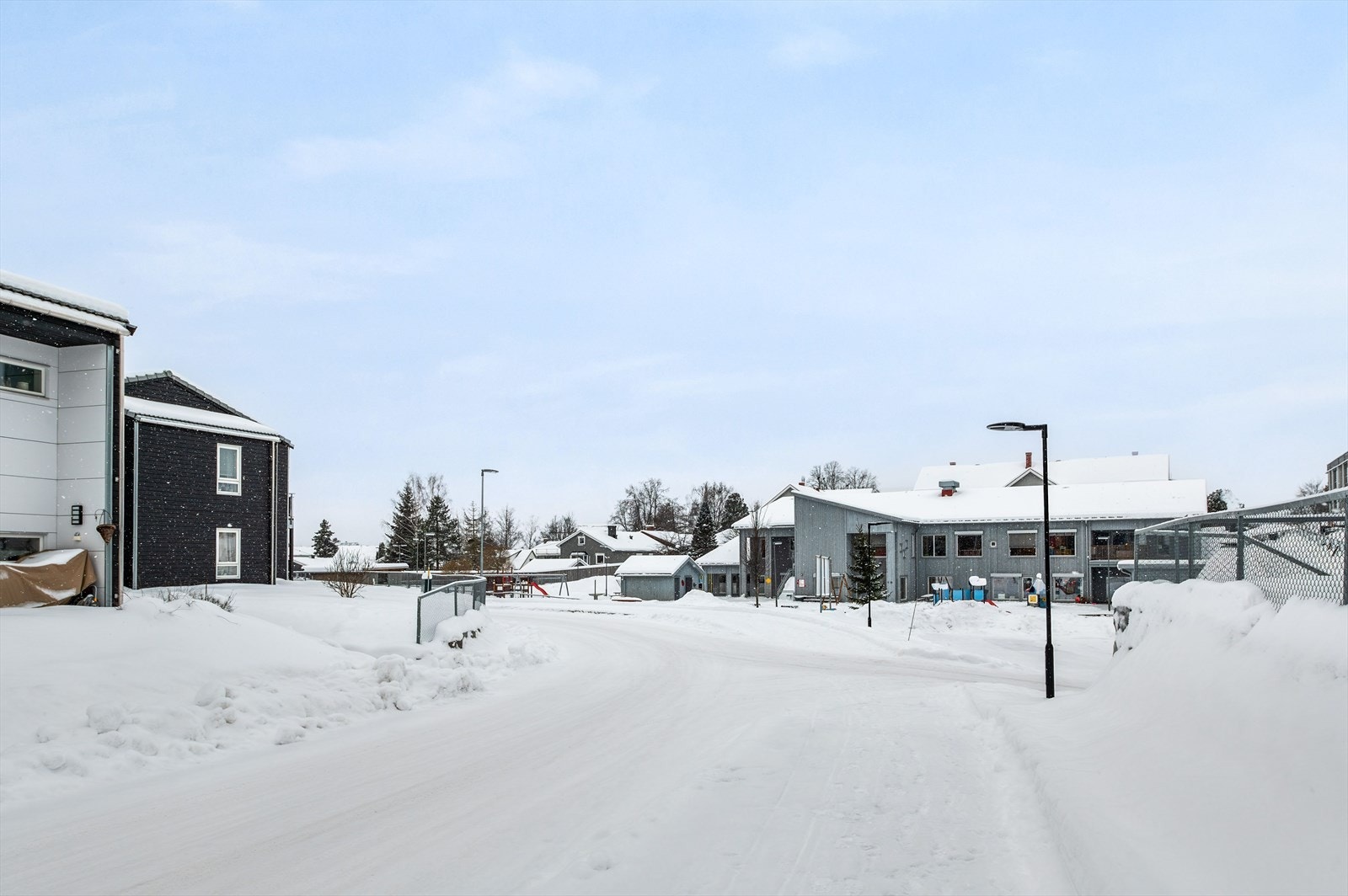 I nærområdet finner man barnehage, skole, dagligvarebutikker og andre nødvendige fasiliteter. Galleribilde