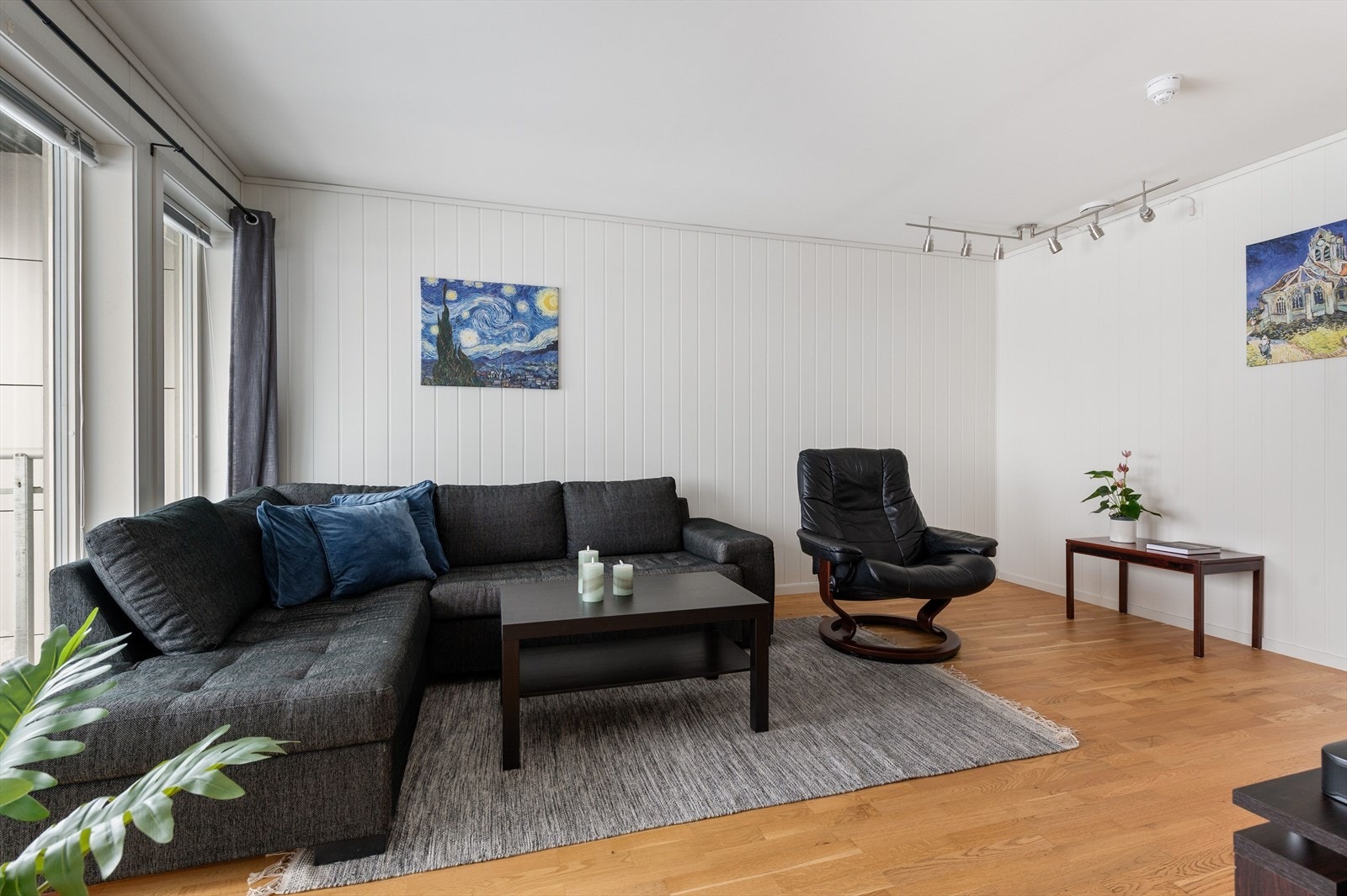 Lys og trivelig stue med god plass til sofa, mye dagslys og en avslappet stemning der det er lett å føle seg hjemme. Galleribilde