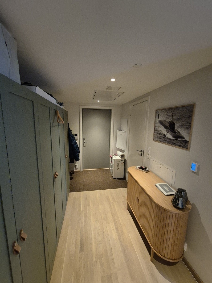 Stor entre med godt med skapplass Galleribilde