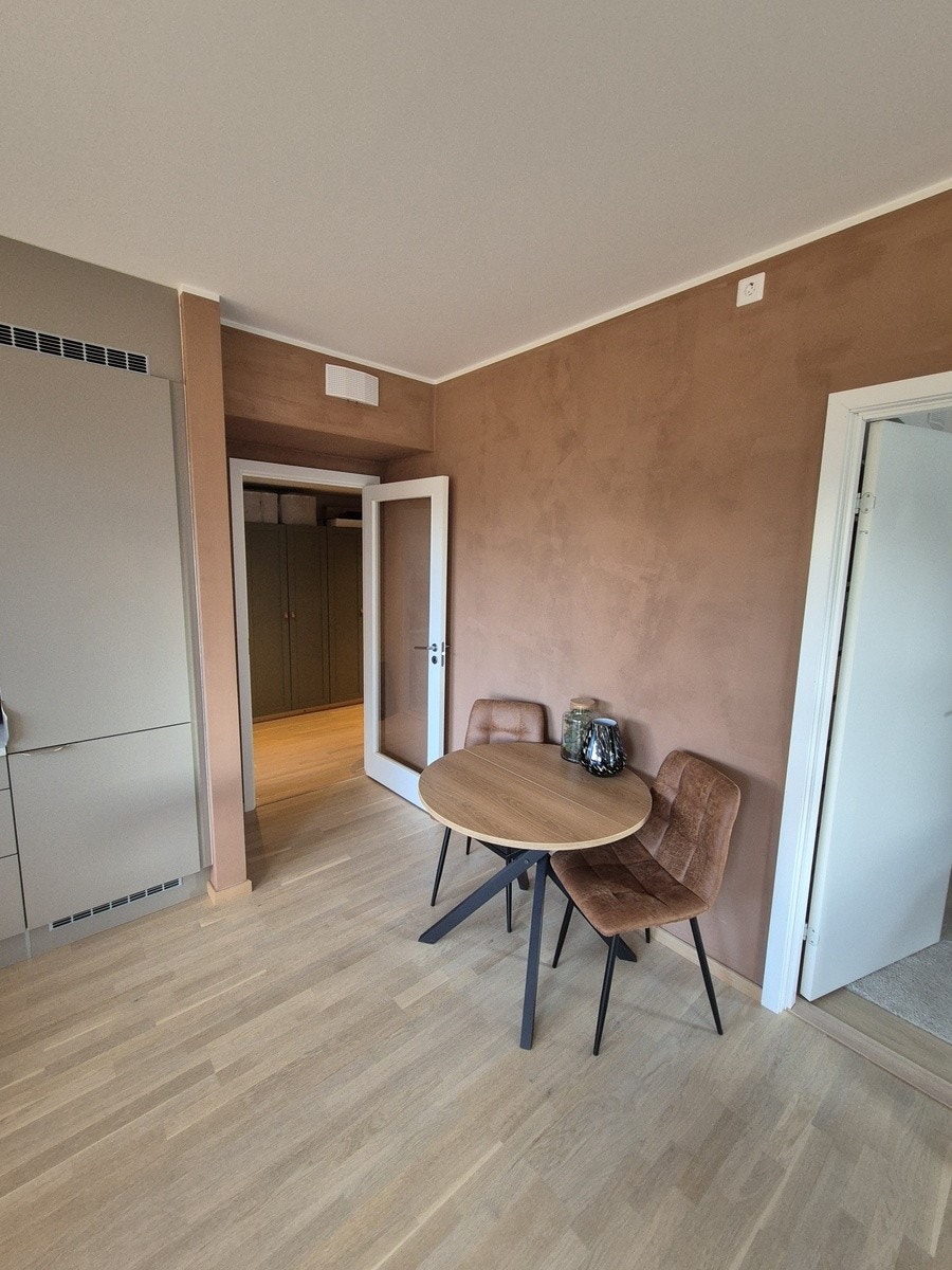 Åpen kjøkkenløsning med godt med lagringsplass Galleribilde