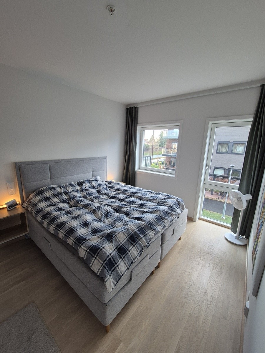 Lyst og stort hovedsoverom med garderobe Galleribilde