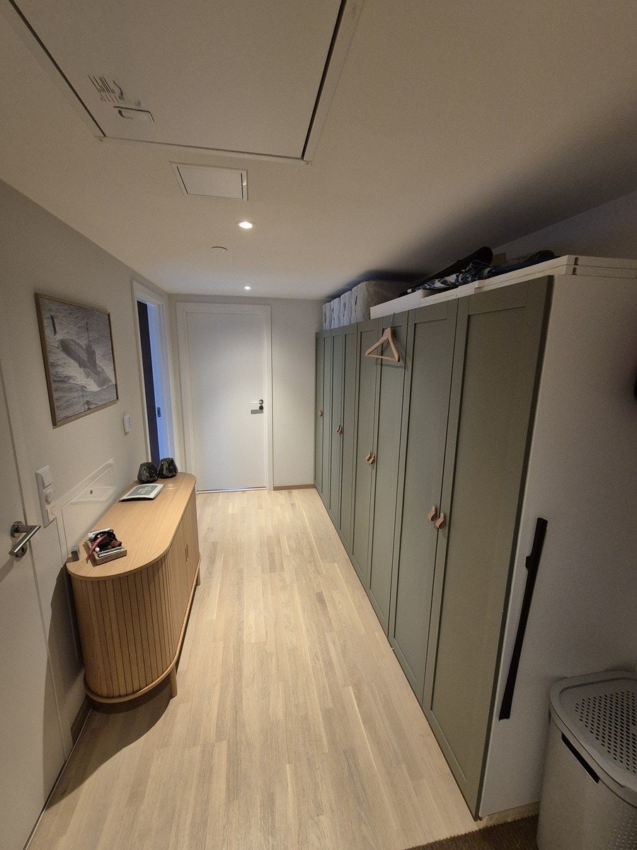 Stor entre med godt med skapplass Galleribilde