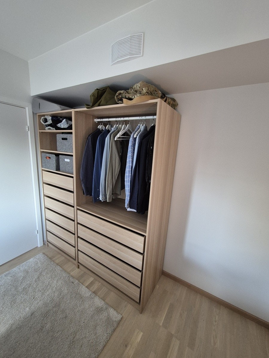 Lyst og stort hovedsoverom med garderobe Galleribilde