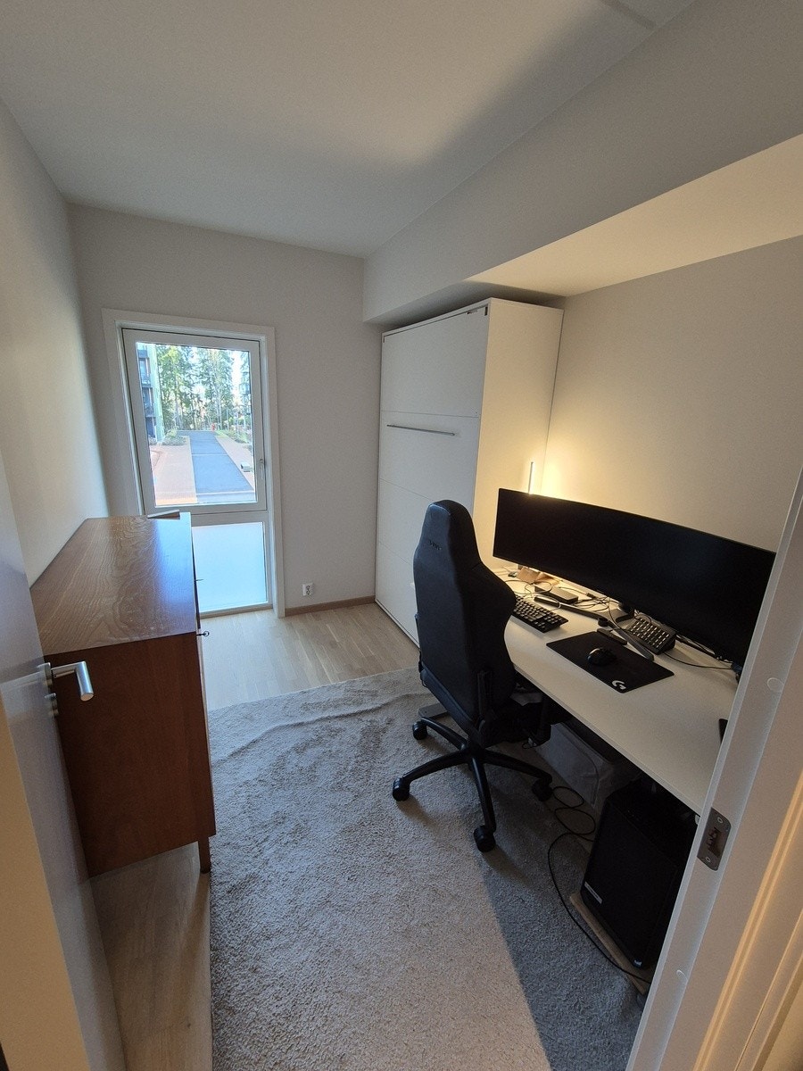 Soverom nummer 2 brukes i dag som hjemmekontor med skapseng for gjester. Galleribilde