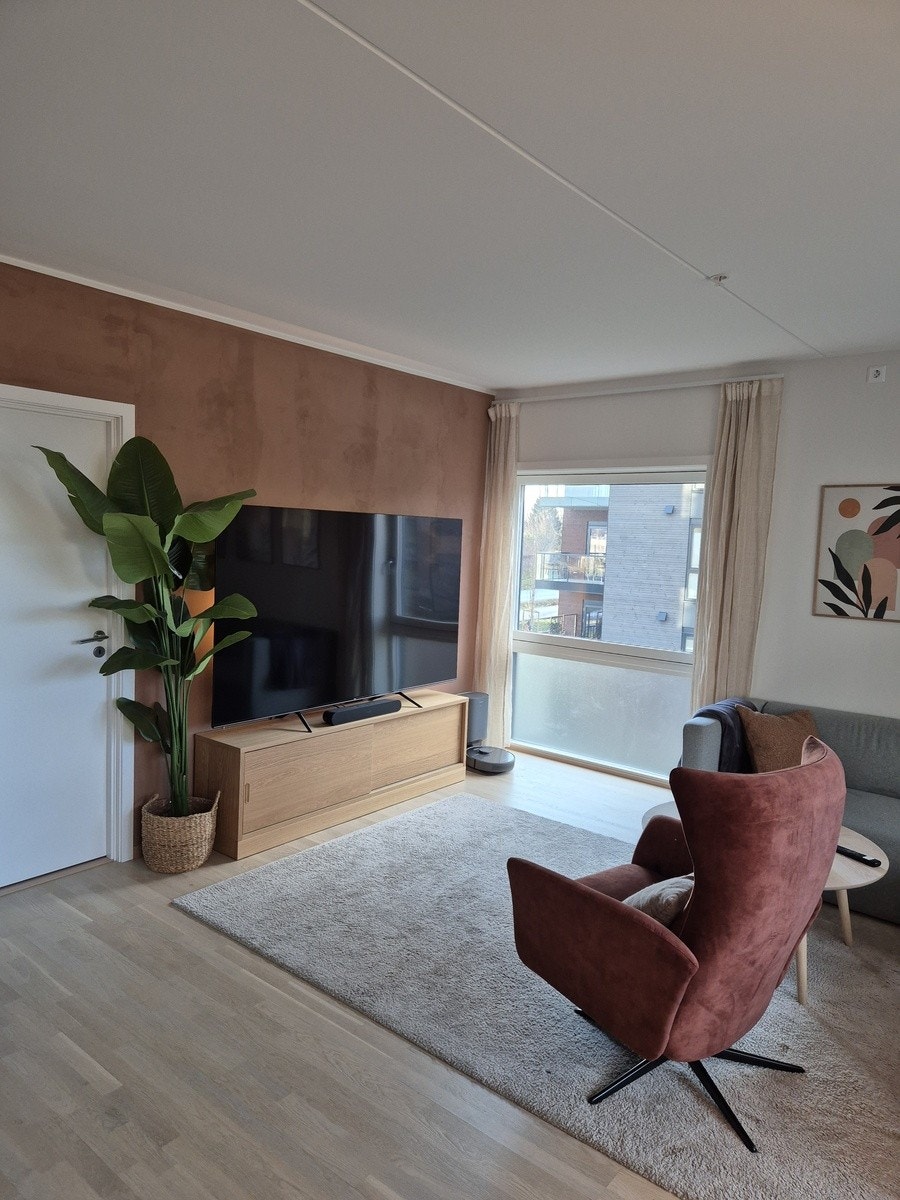 Stor stue med gode lysforhold gjennom dagen Galleribilde