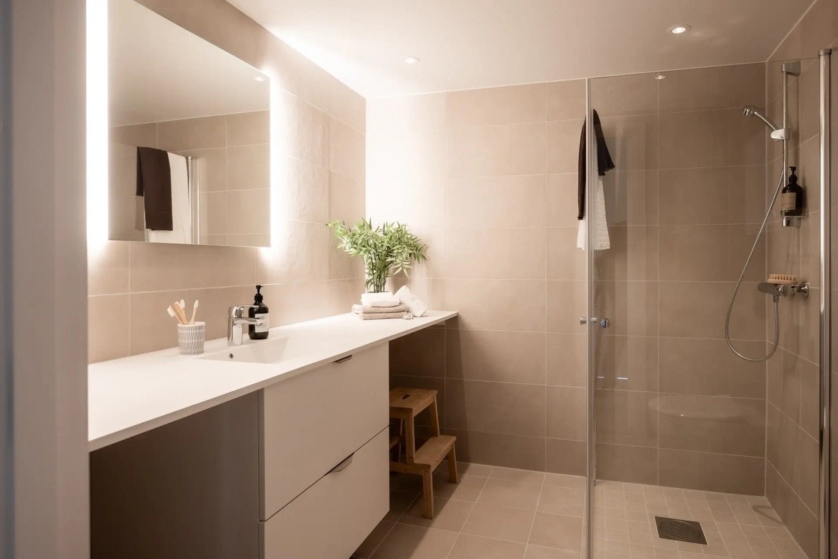 Romslig bad med Samsung hvitevarer Galleribilde