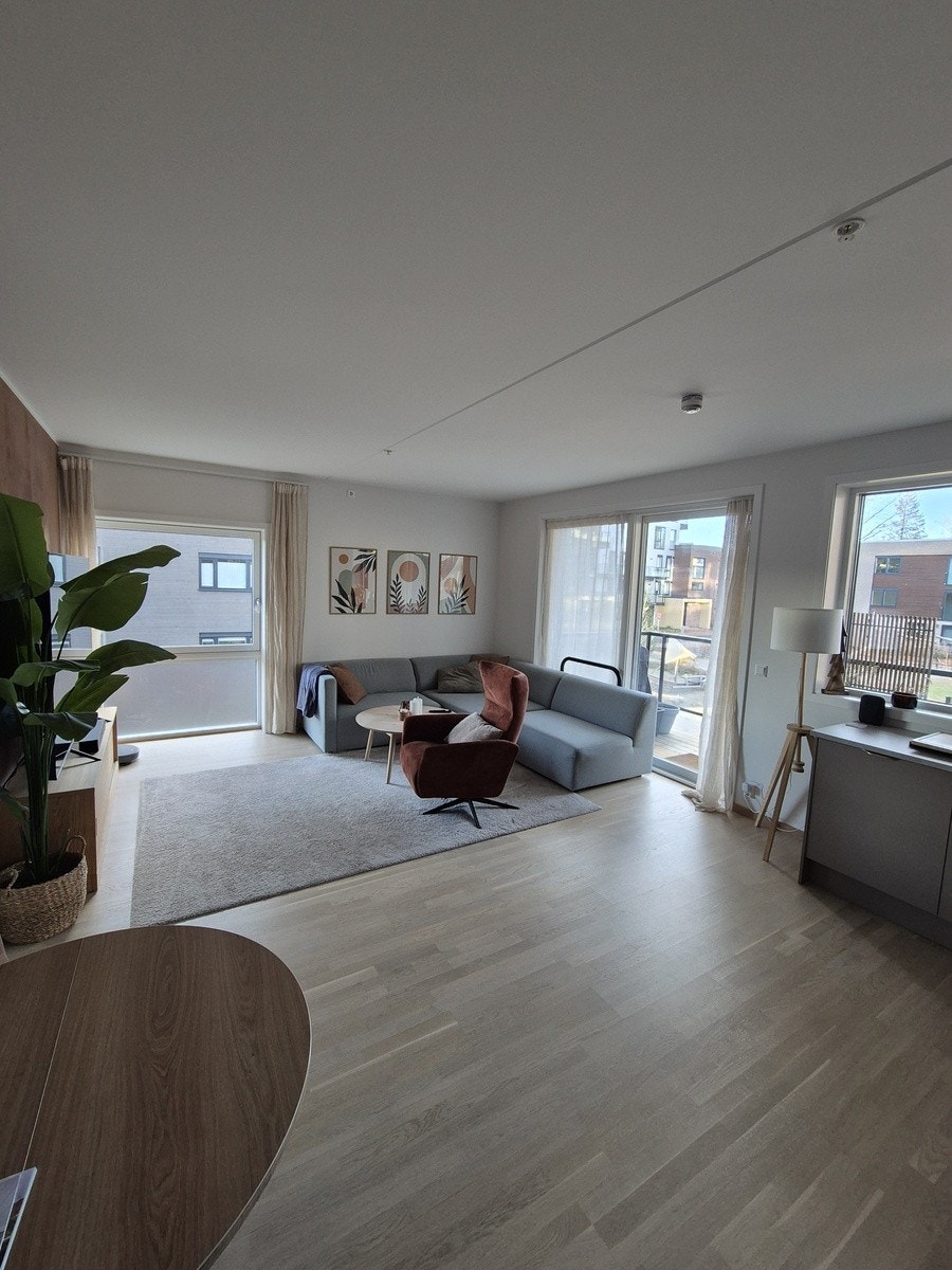 Stor stue med gode lysforhold gjennom dagen Galleribilde