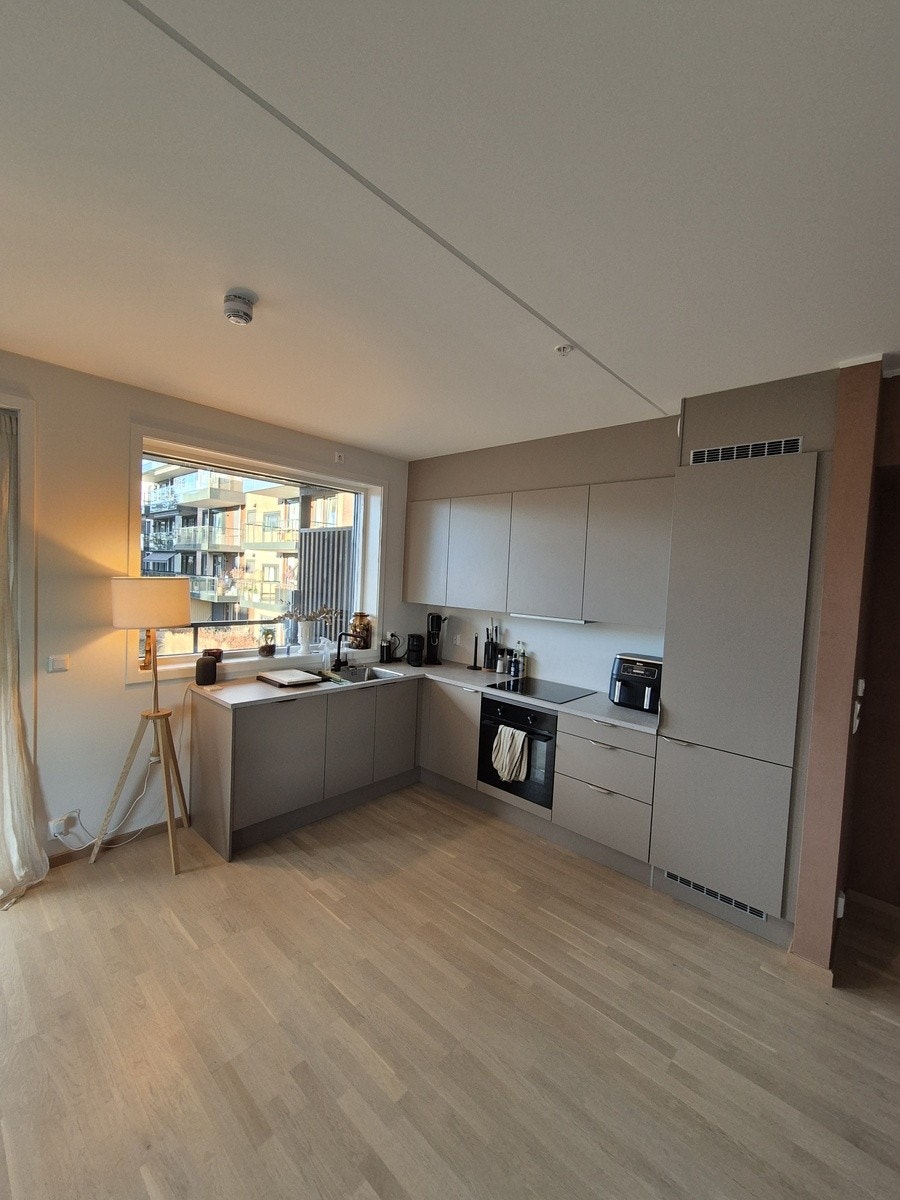 Åpen kjøkkenløsning med godt med lagringsplass Galleribilde