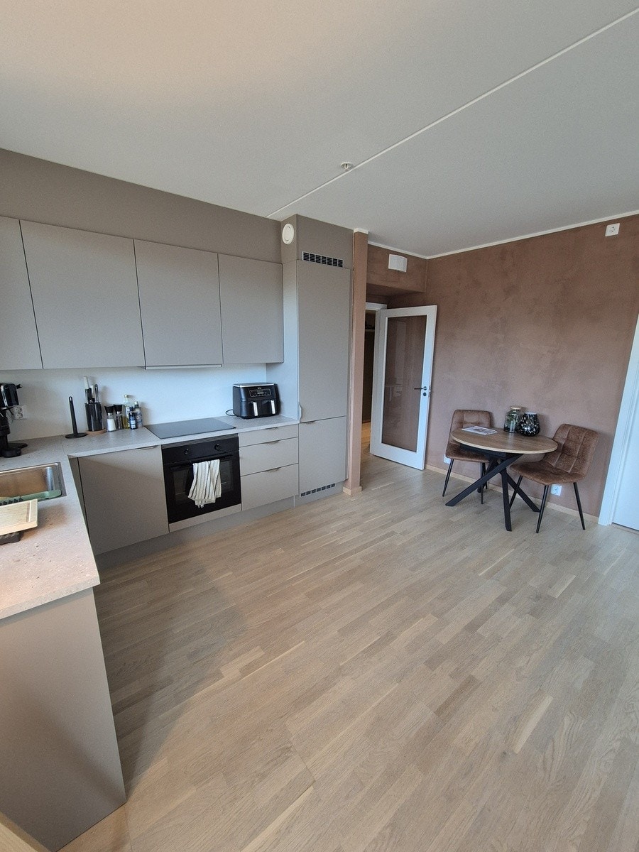 Åpen kjøkkenløsning med godt med lagringsplass Galleribilde