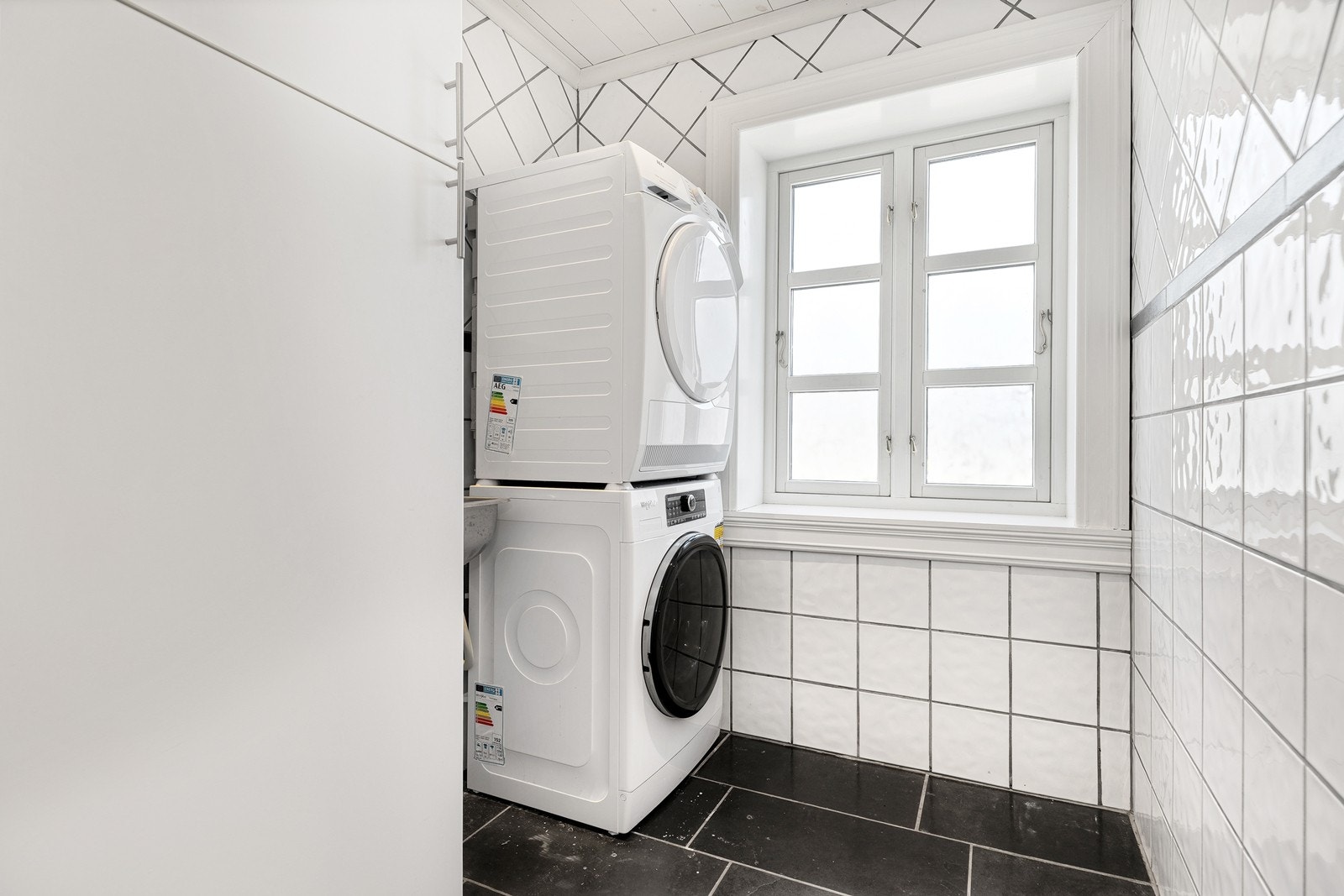 Vaskerom med opplegg for vaskemaskin og tørketrommel. Skap og kum. Galleribilde