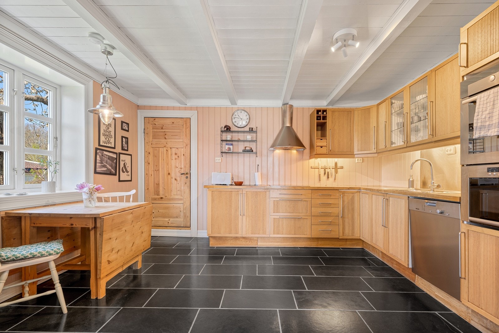 Romslig kjøkken hvor det er godt med benk og skapplass. Inngang matbod til venstre. Galleribilde