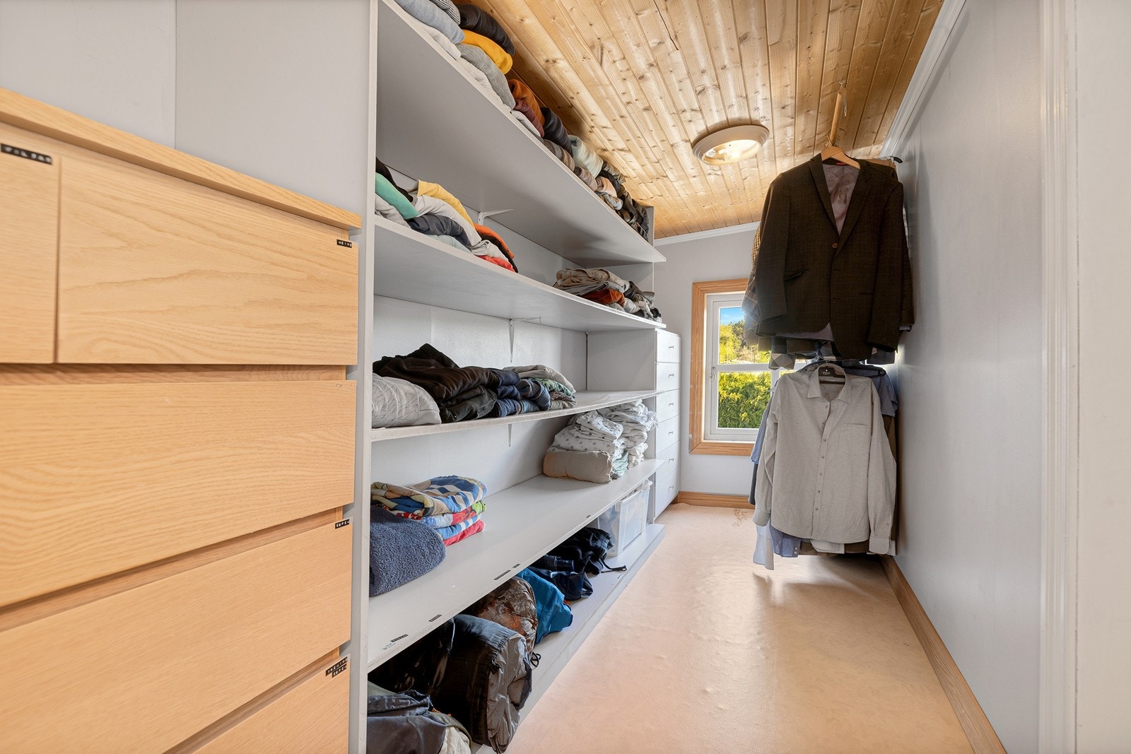 Walk-inn garderobe innenfor hovedsoverommet. Galleribilde