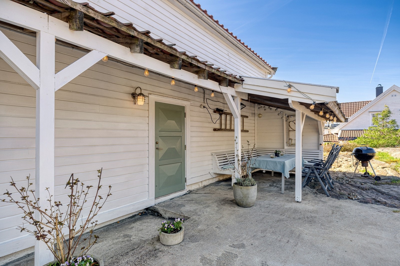 Inngangspartiet med overbygd sittegruppe for sene kvelder ute. Galleribilde