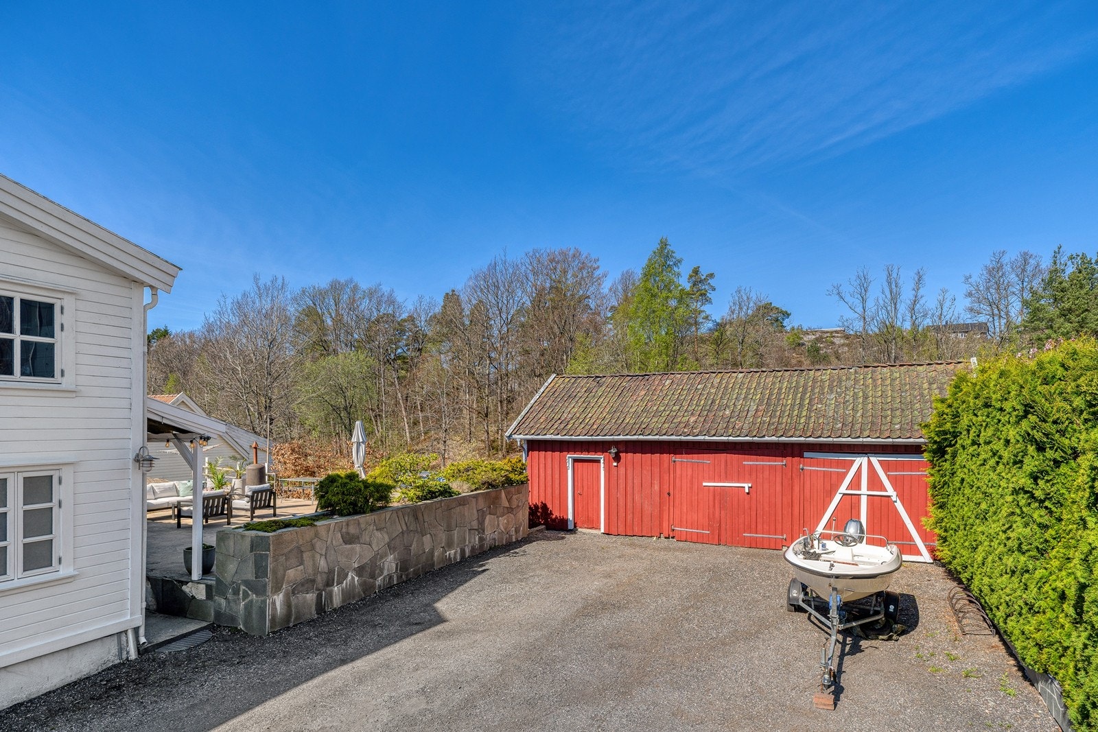 Stor plass for parkering. Garasje på 70 kvm. Galleribilde