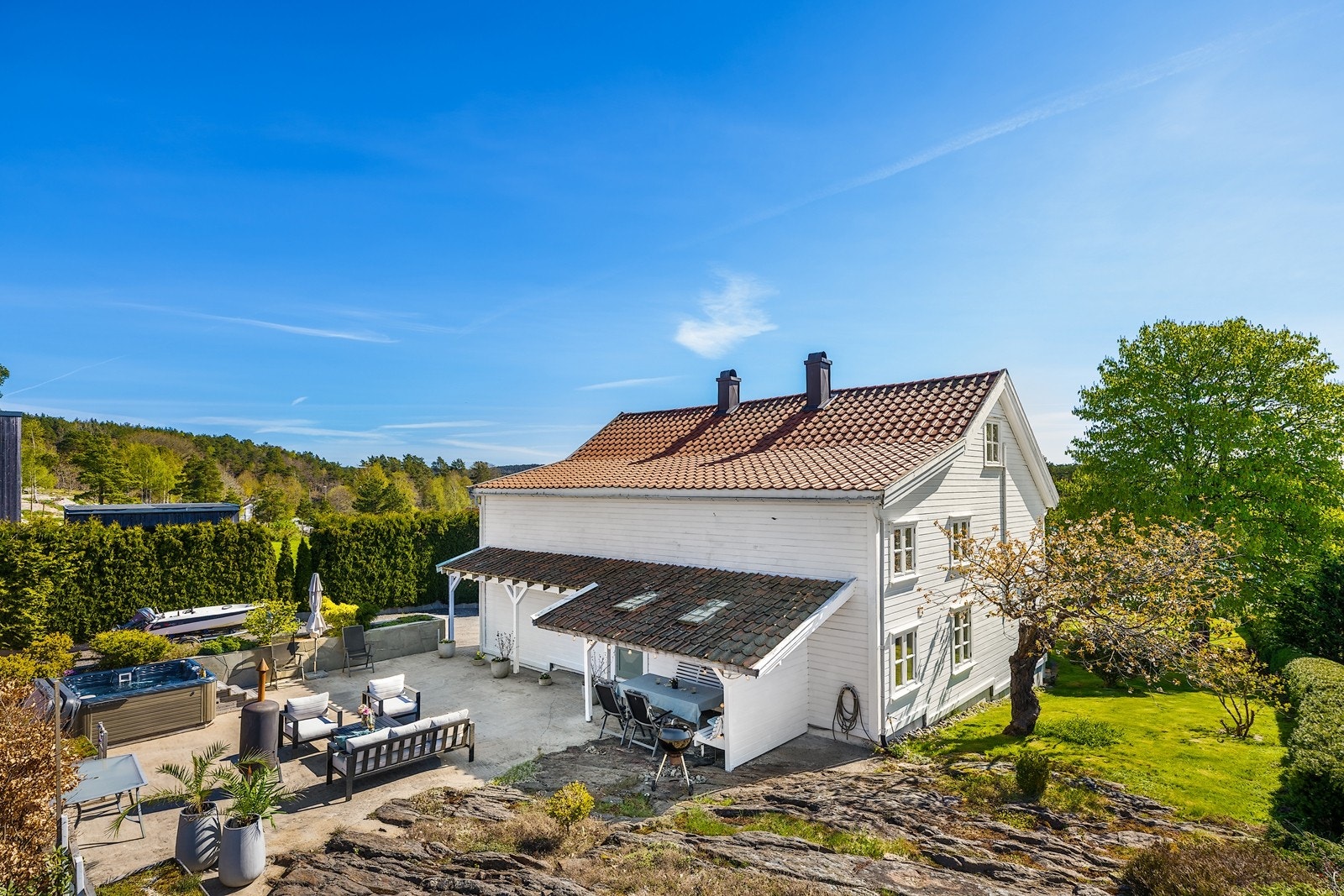 Usjenert lunt uteområde bak huset. Galleribilde