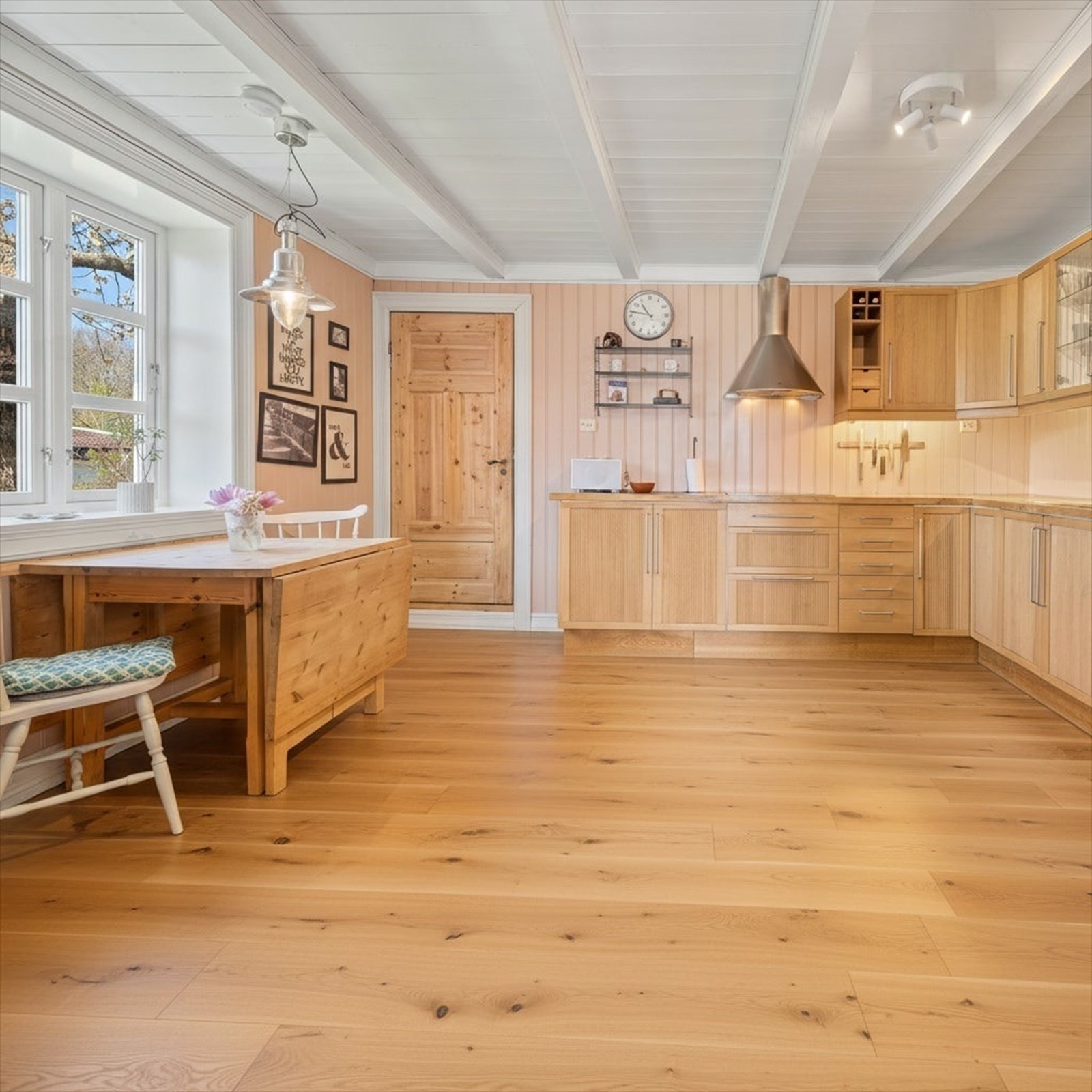 (illustrasjon av kjøkken med gulv av eik). Galleribilde