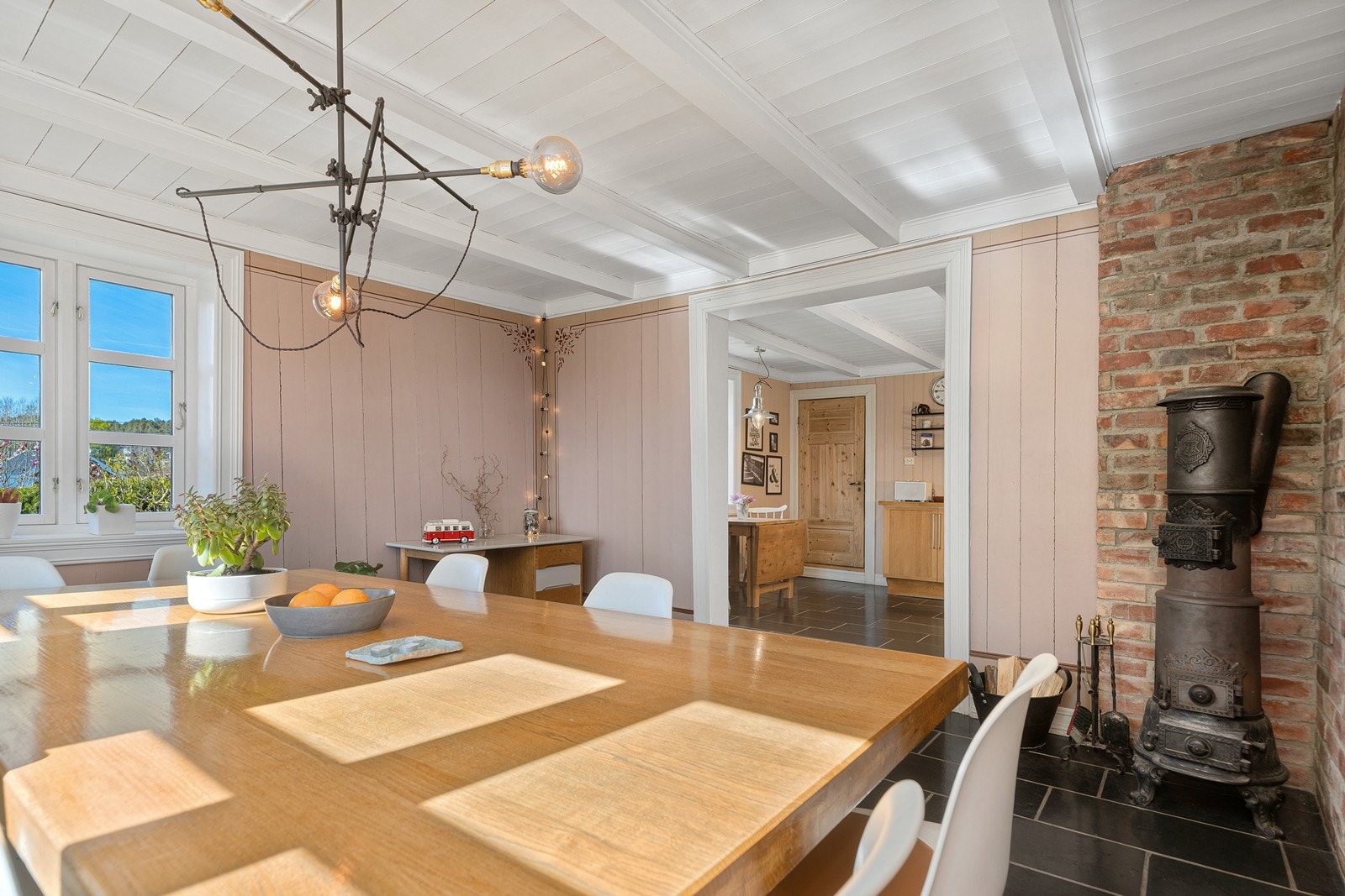 Fra spisestue mot kjøkken. Vedovn. Galleribilde