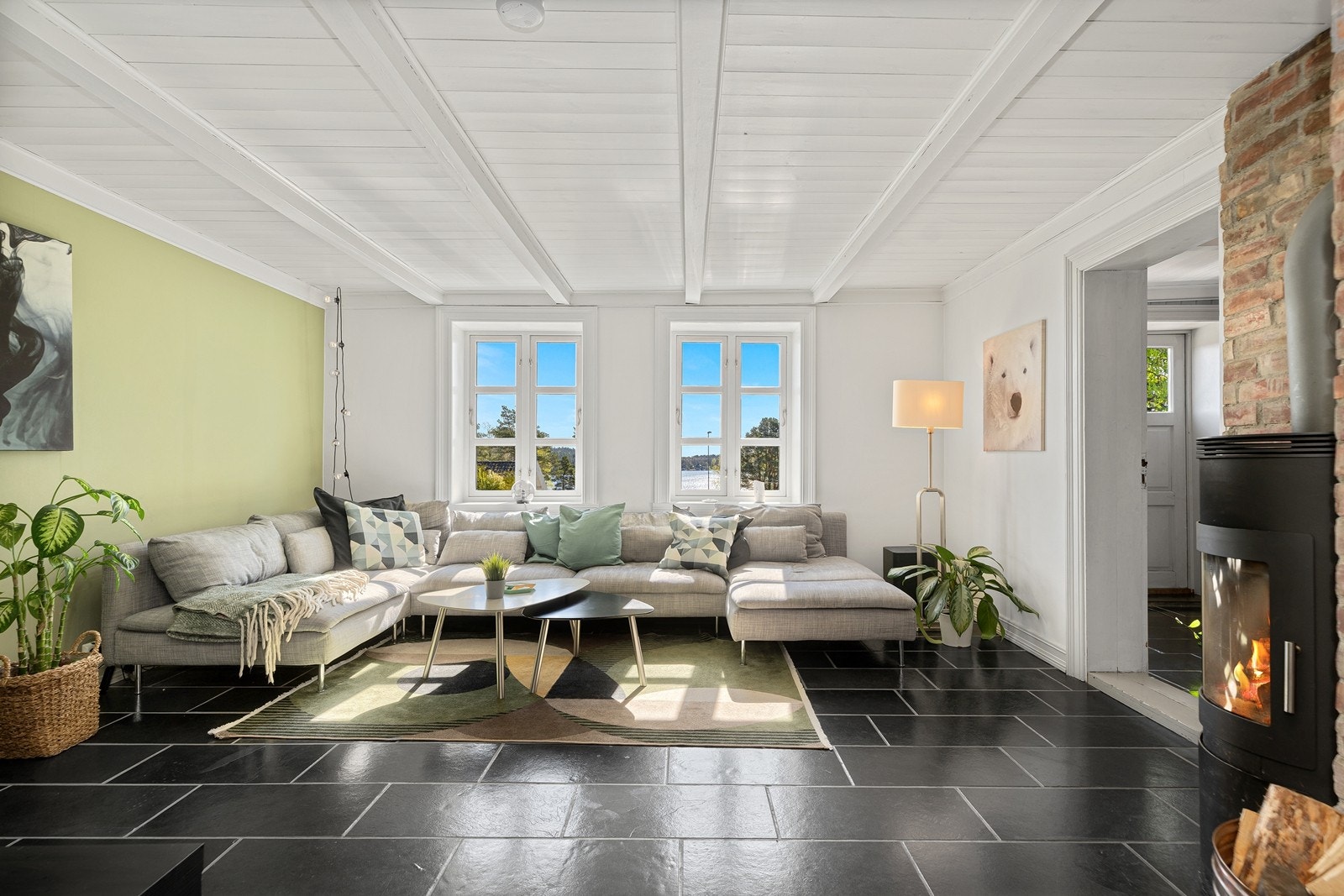 Koselig stue med flott utsikt og peisovn. Galleribilde