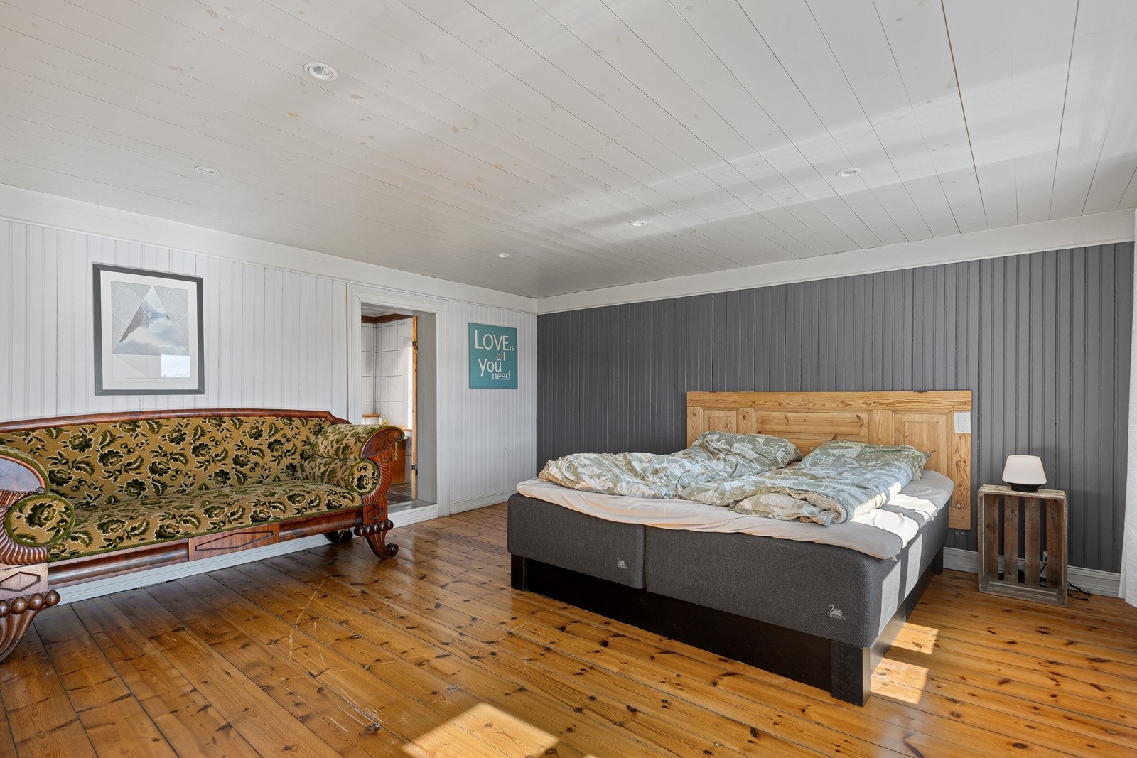 Hovedsoverommet med inngang til badet. Galleribilde