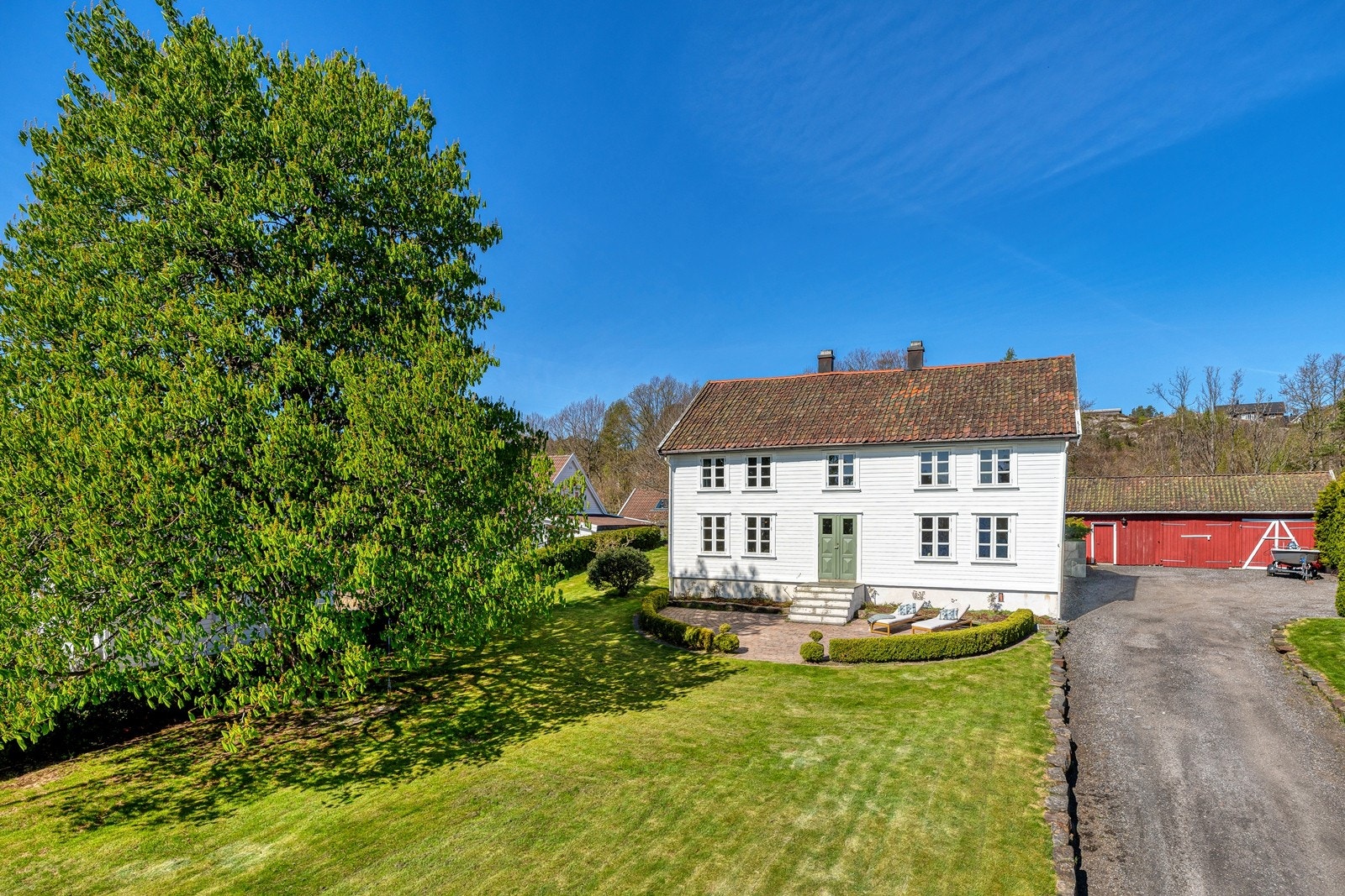 Stor solrik hage. Erverdig direktørbolig. Galleribilde