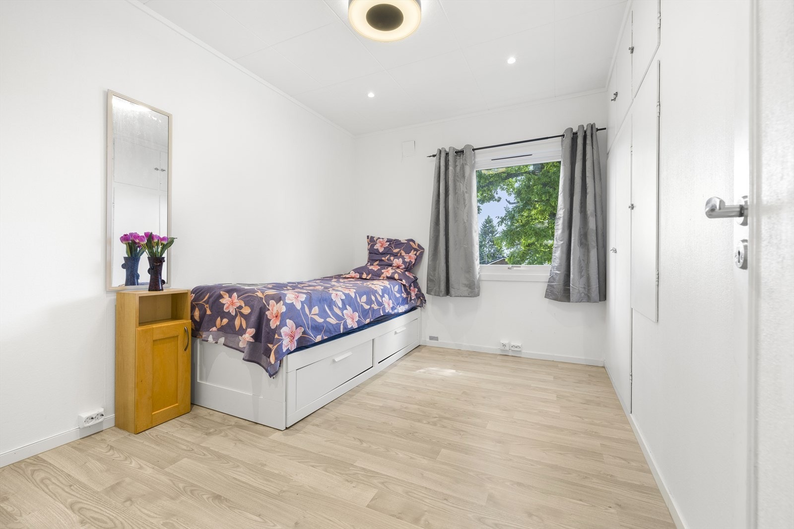 Soverom 2 har også god plass til dobbeltseng og tilhørende nattbord. Galleribilde