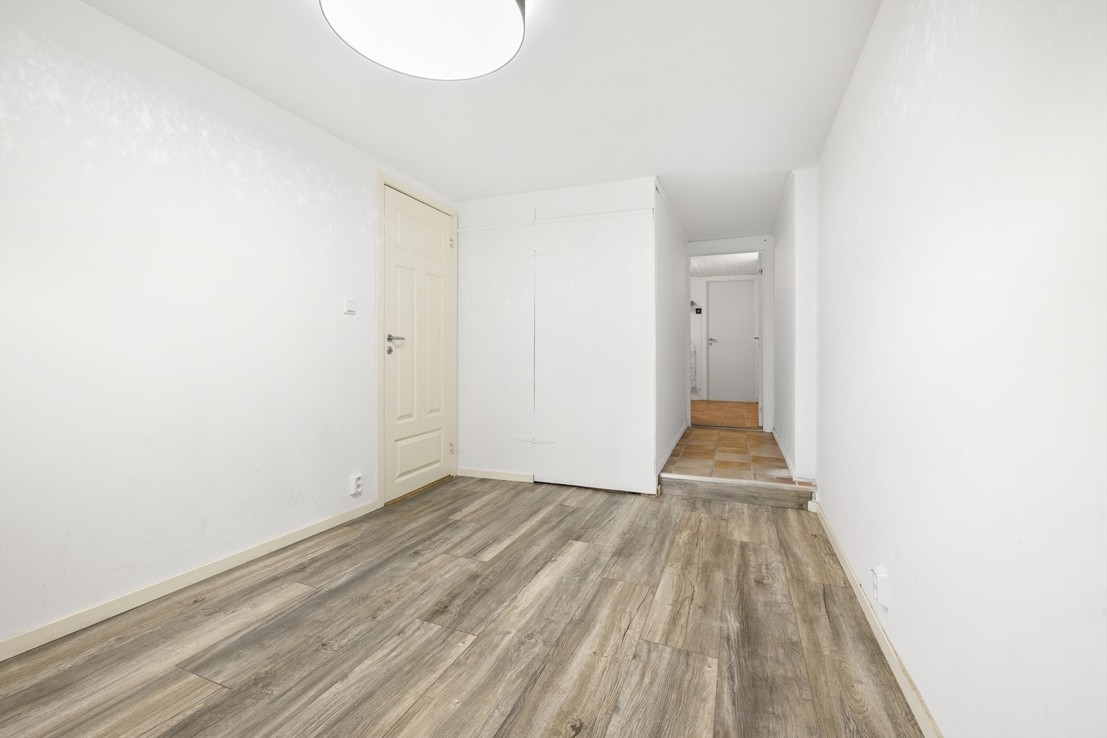 Også dette rommet kan fint benyttes som kontor/hobbyrom etc. Gjennom gangen kommer man til praktisk vaskerom og boder. Galleribilde