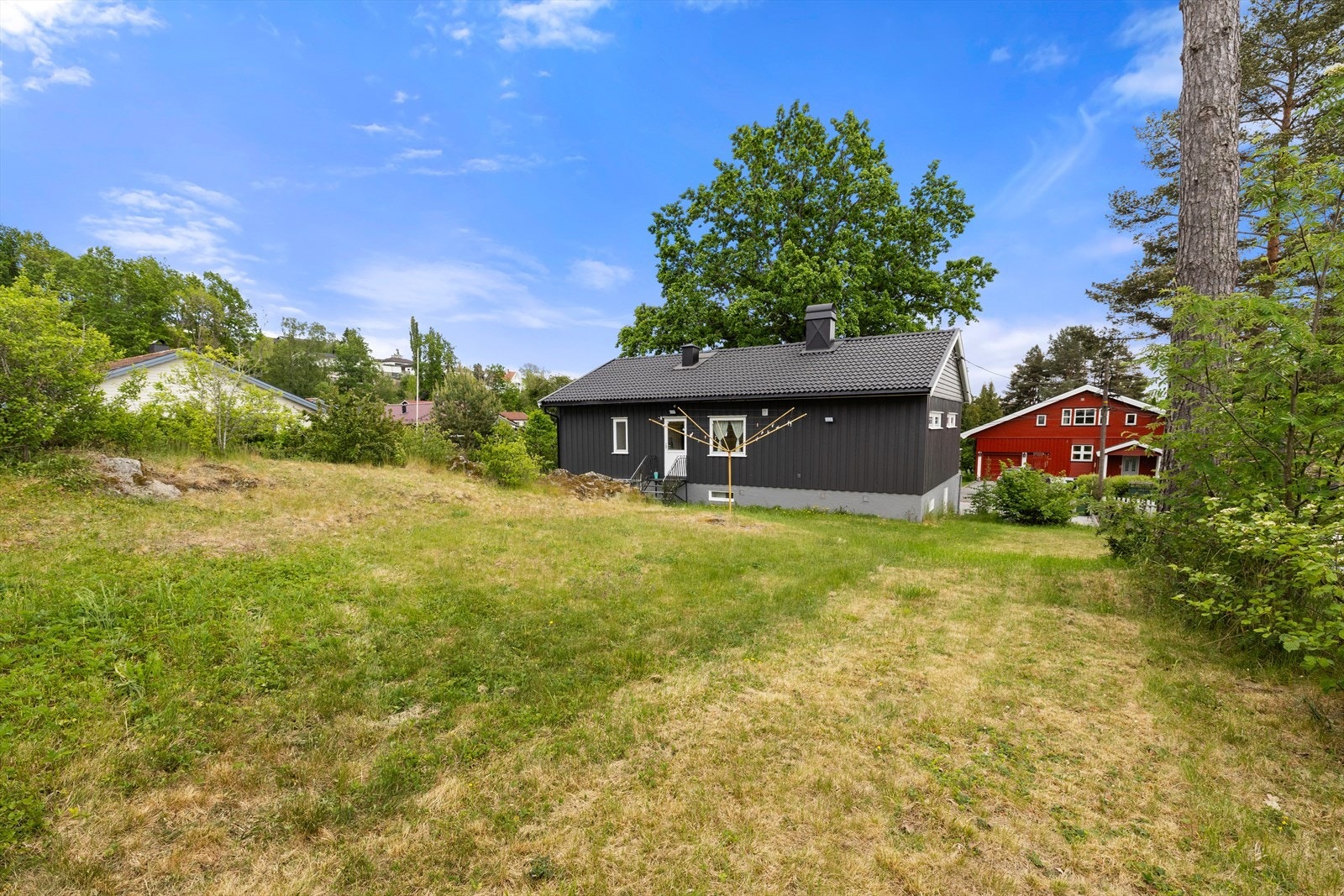 Her kan barna leke fritt i trygge omgivelser. Eiendommen er inngjerdet. Galleribilde