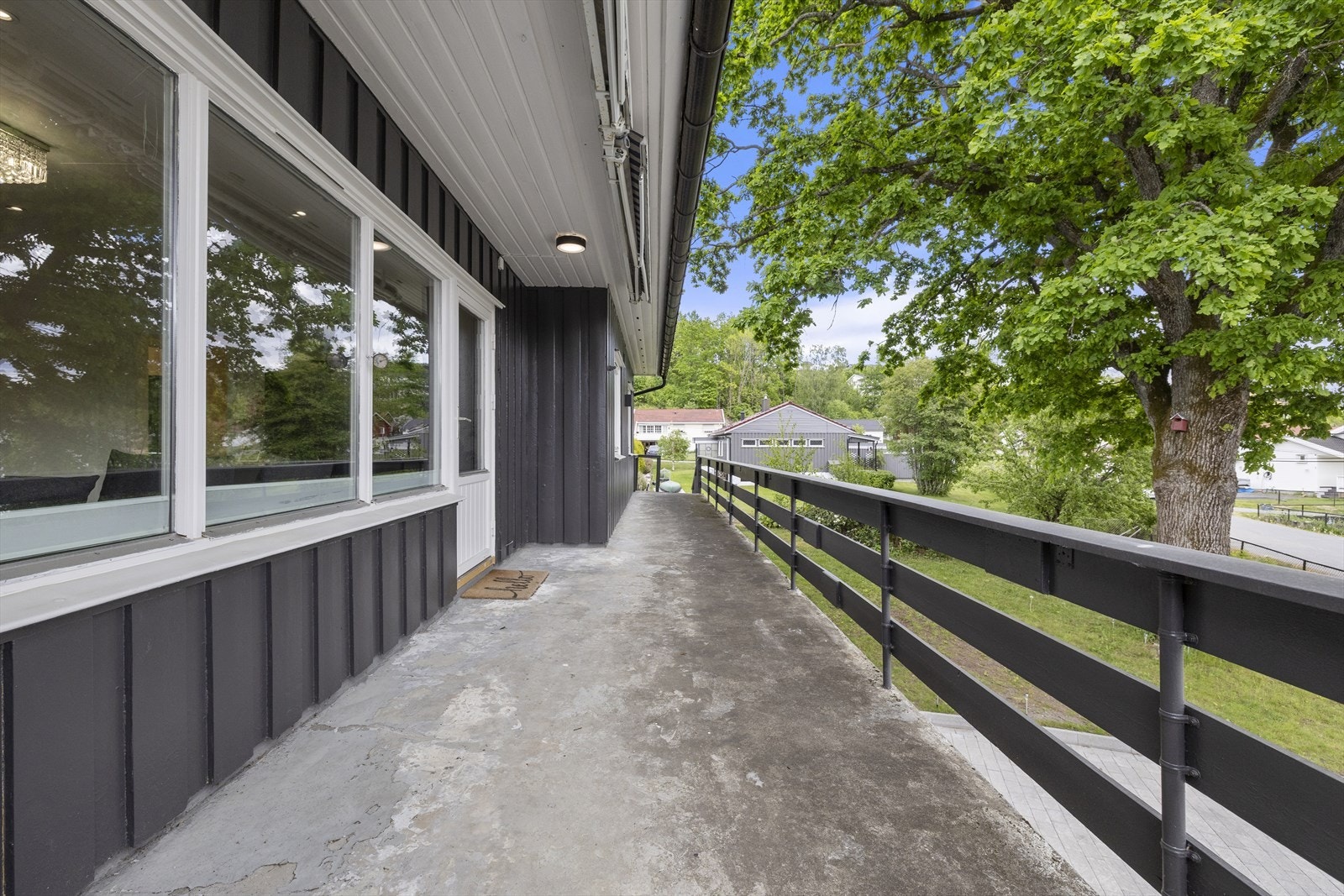 Det er montert markise for å skygge til solen. Det er også adkomst fra bakkeplan til terrasssen. Galleribilde