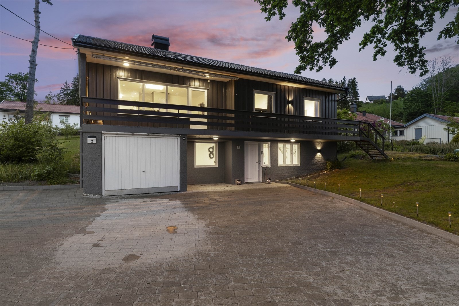 Fasaden ble malt i 2024. I tillegg ble det lagt brostein på gårdsplassen samme år. Galleribilde