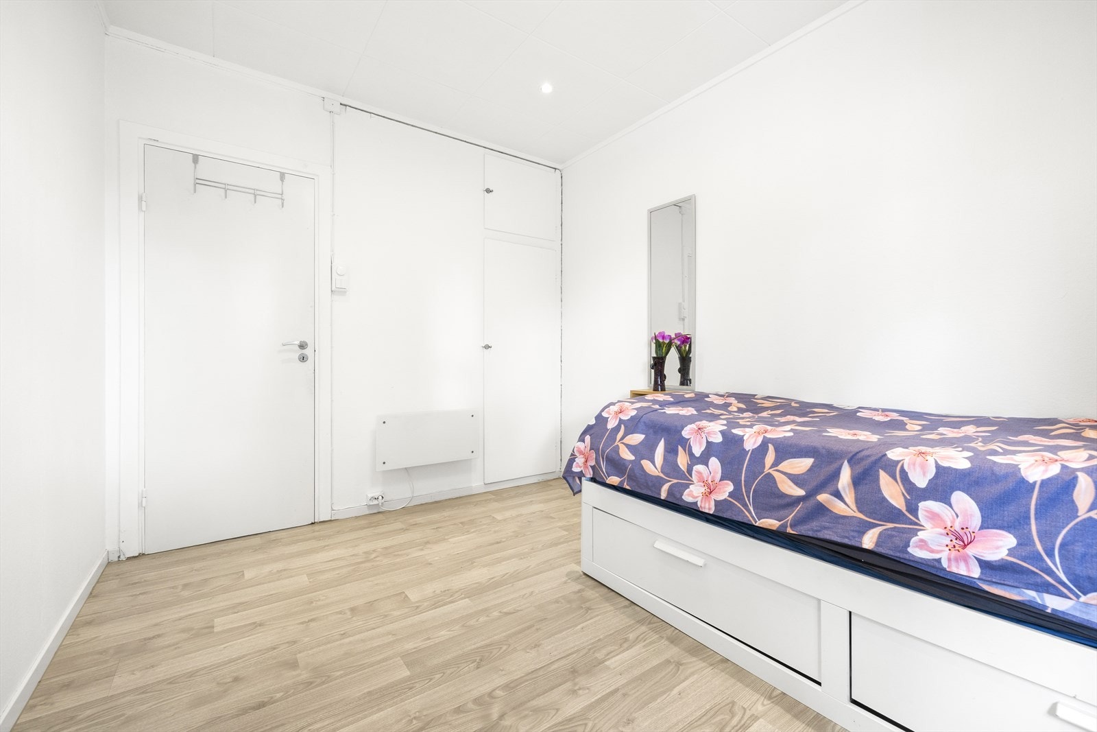 Her også er det integrert garderobeskap med ellers god plass til oppbevaring. Galleribilde