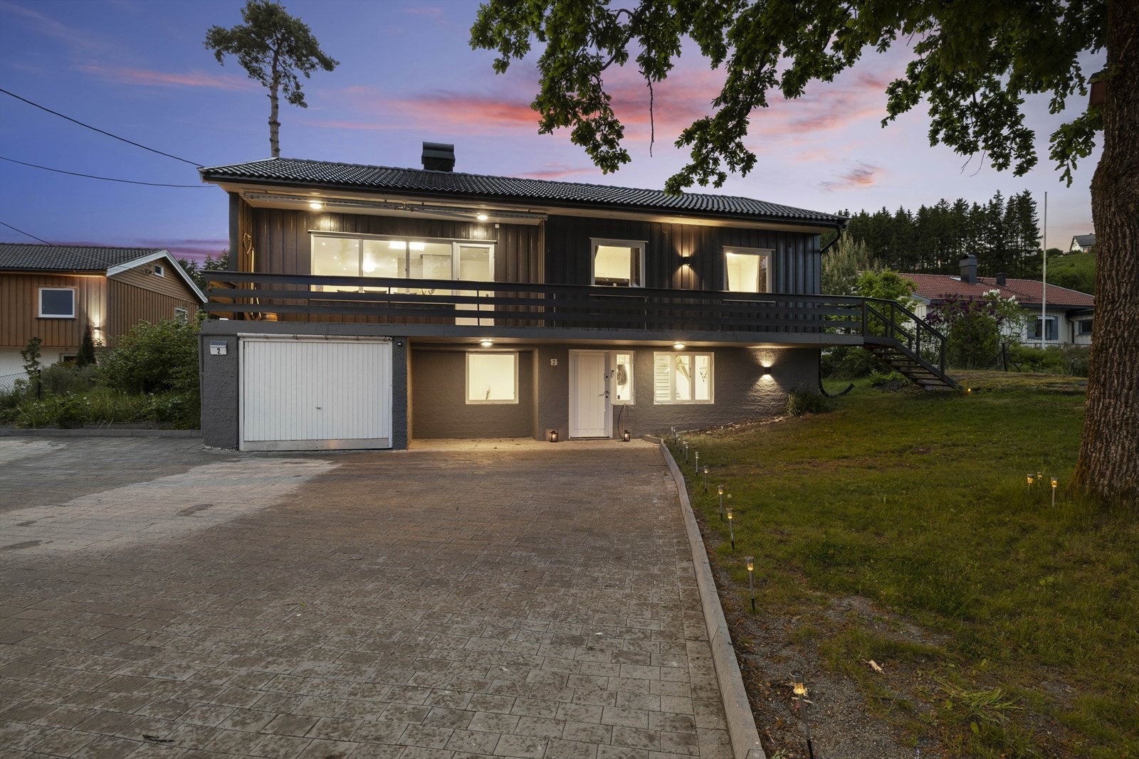 Stor steinbelagt gårdsplass med plass til flere biler / kjøretøy. Galleribilde