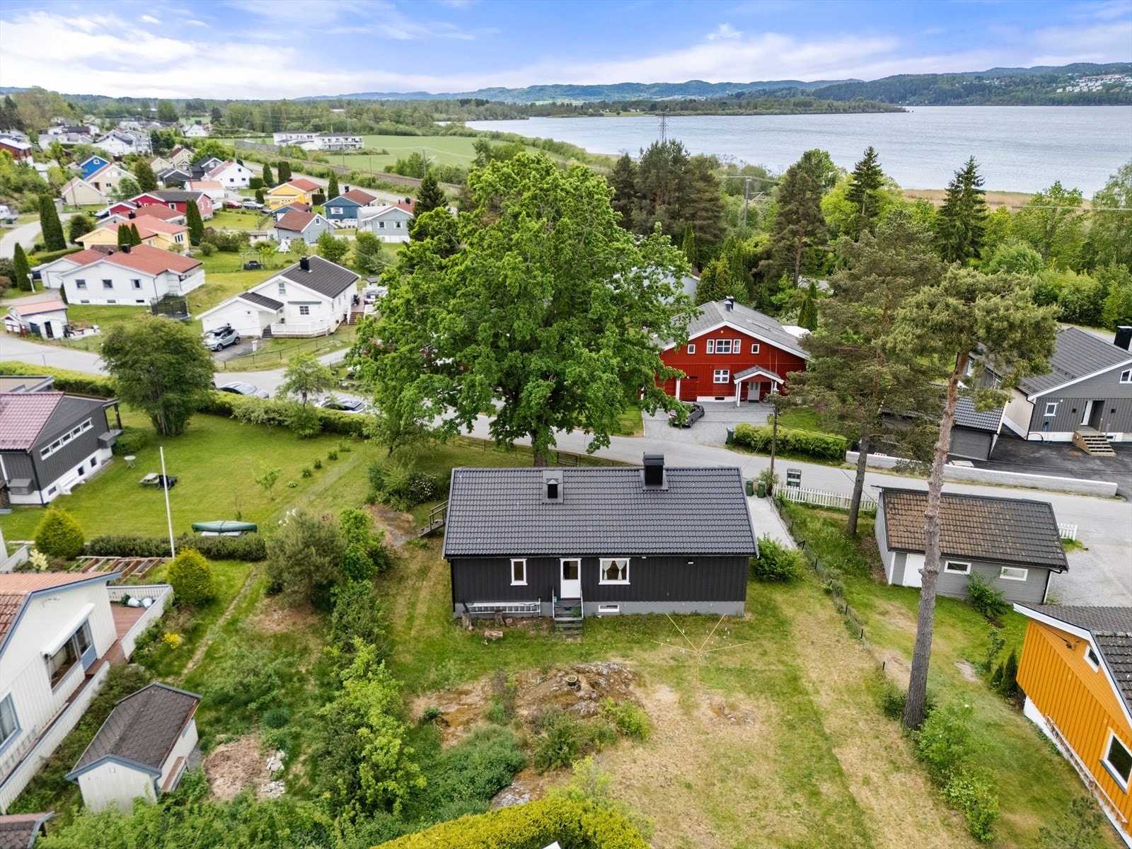 Dette er en enebolig over to plan, attraktivt plassert i et barnevennlig område på Hovin i Fetsund, ca 10 min fra Lillestrøm. Eiendommen har en stor og solrik tomt. Galleribilde