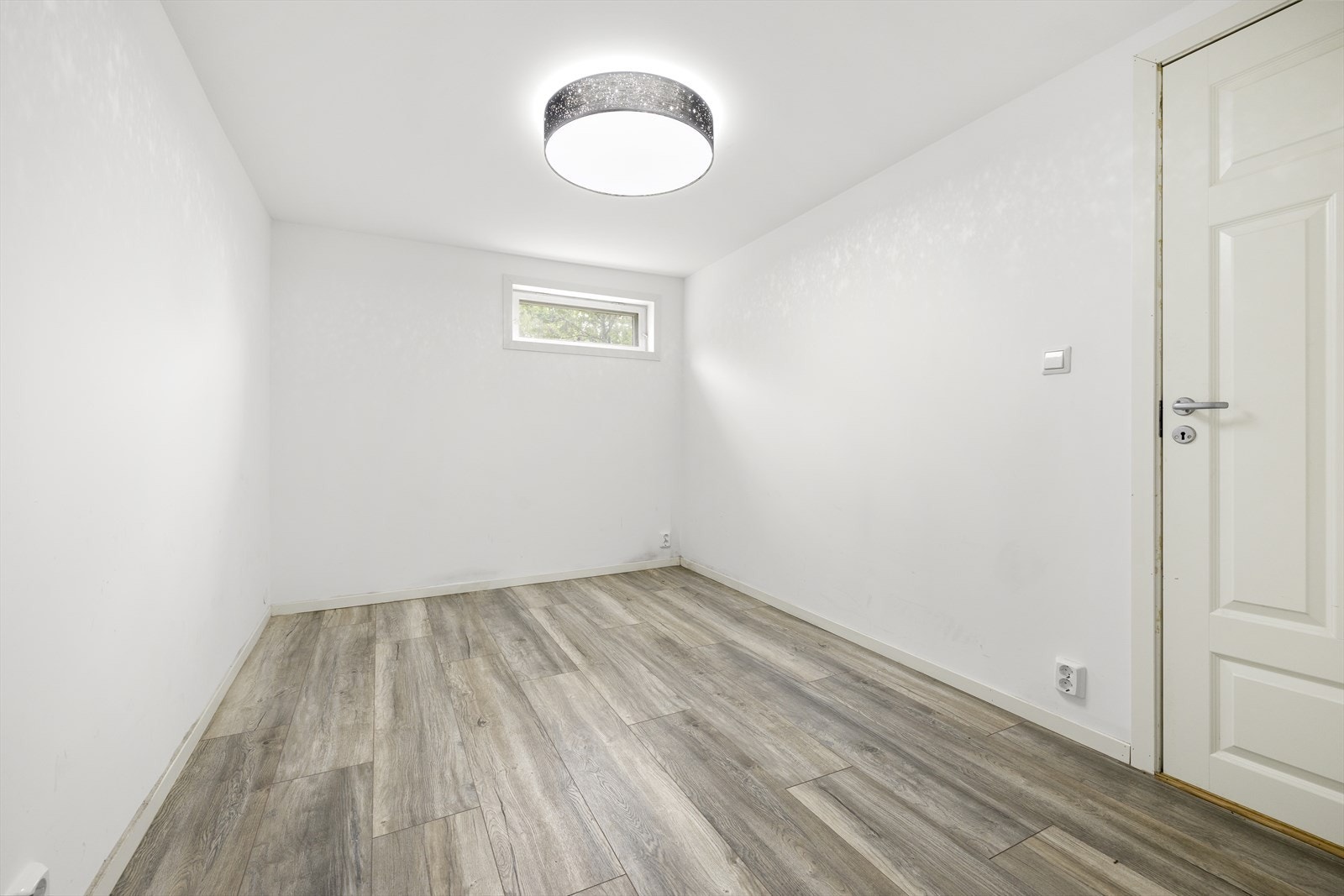 Videre har vi et tilsvarende rom med de samme lyse overflatene. Galleribilde