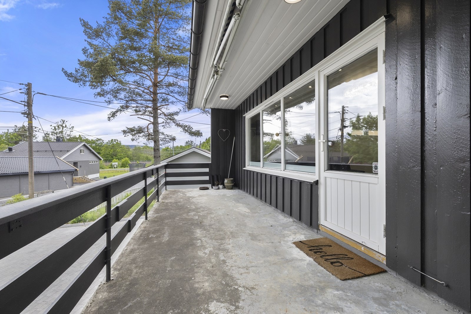 Sørvendt terrasse på 23 m² med god plass til grill, utemøblement etc. Galleribilde