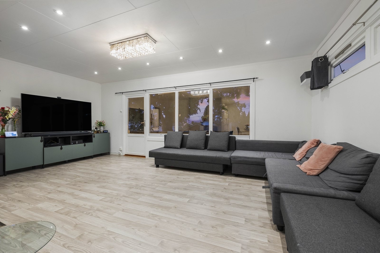 Stuen har utgang til terrassen som er målt til ca 23 m². Galleribilde