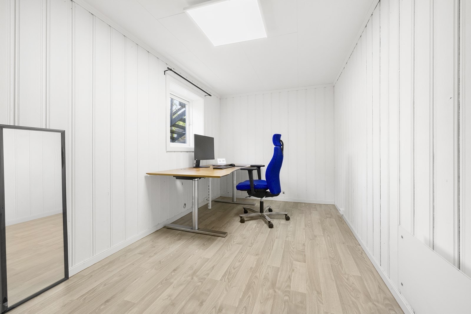 Det ene rommet brukes i dag som kontor. Rommet kan fint benyttes til andre ønskede formål. Galleribilde