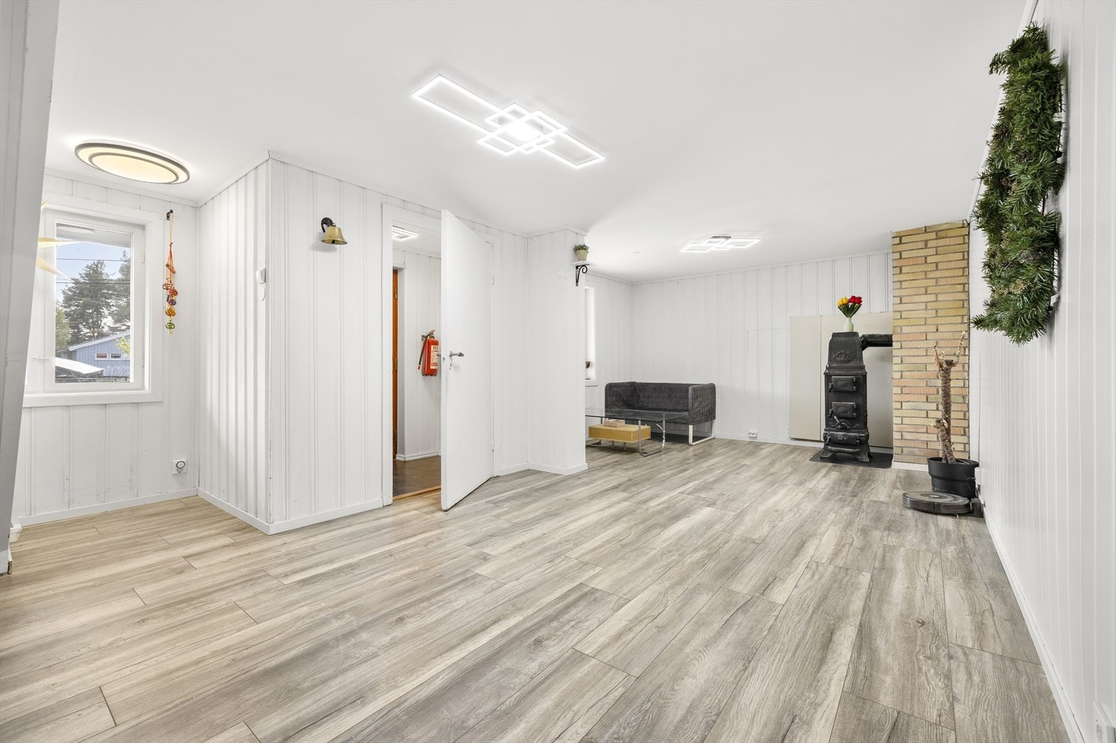 Boligen har gjennomgående lyse fargevalg i begge etasjer og rommene føles romslige. Galleribilde